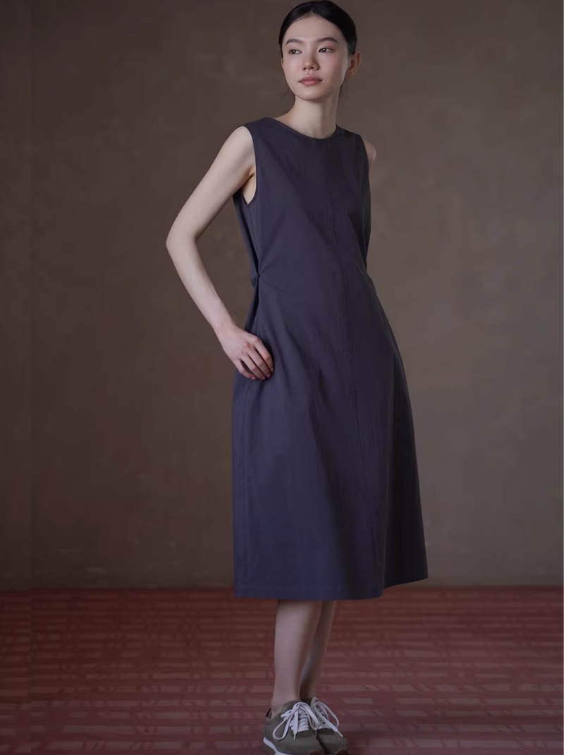 霧面霧面中線分割可調式收腰寬鬆直筒圓領無袖洋裝女