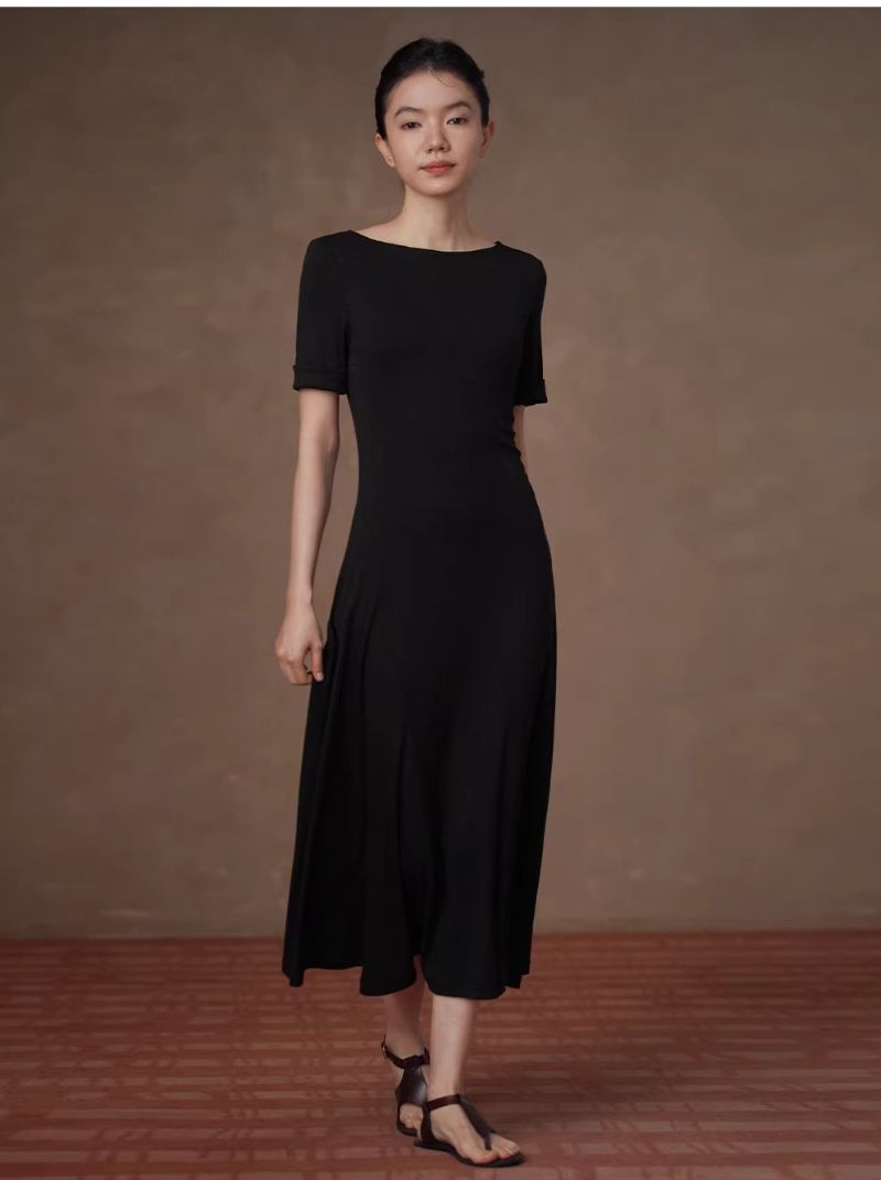 顯瘦標配小黑裙彈性親膚合身遮肉中袖圓領長洋裝女