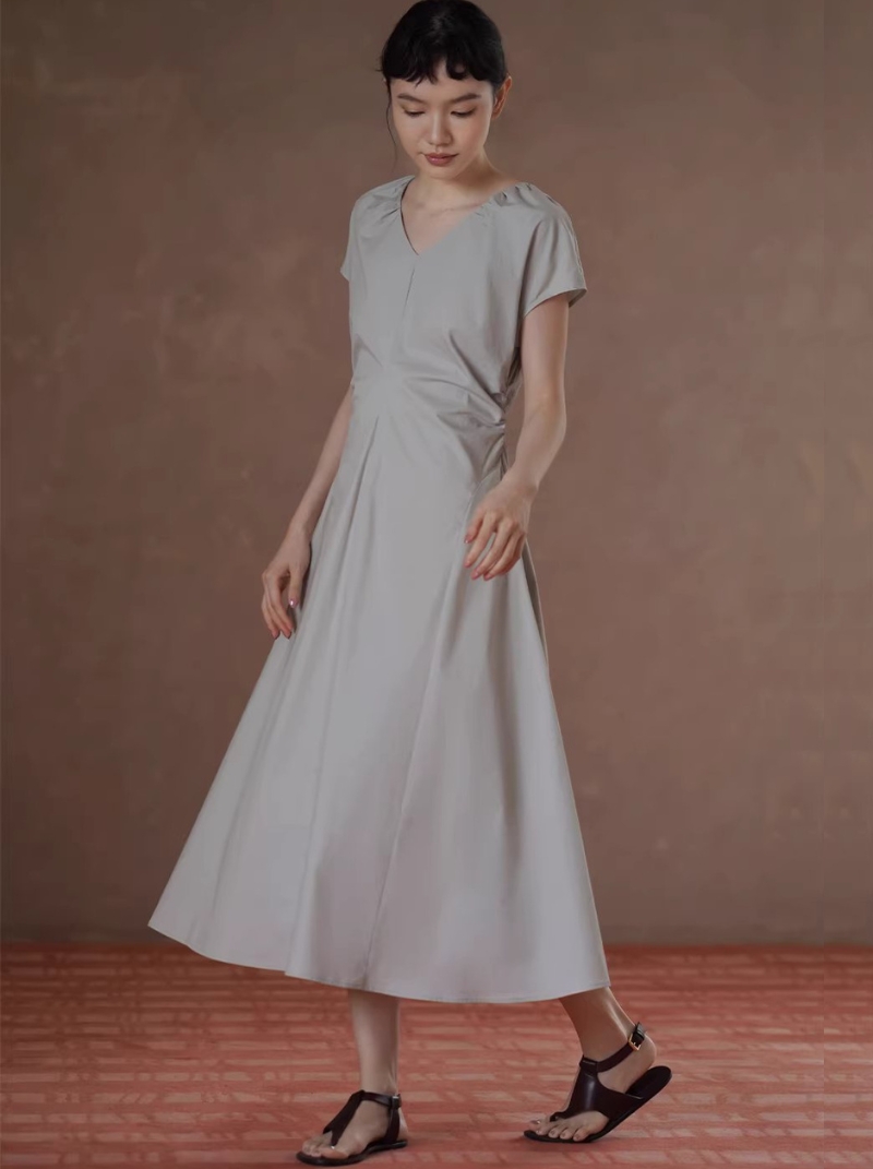 煙雨朦朧氣質洋裝V領捏褶收腰顯瘦立體分割洋裝女