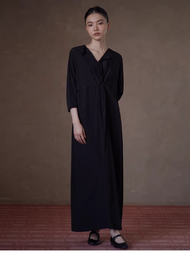 垂軟靈動藝術氛圍顯瘦遮肉扭結收腰V領長通勤洋裝女