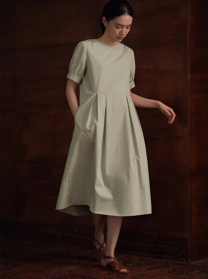 收腰立體壓褶腰袢設計100棉圓領泡泡袖寬鬆顯瘦洋裝女