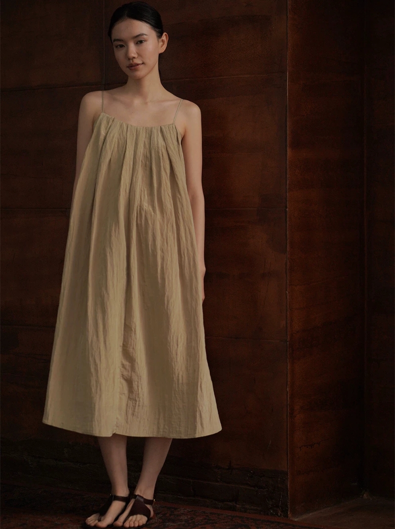 枯葉蝴蝶高訂壓皺工藝肌理感寬鬆A字顯瘦飄逸吊帶洋裝