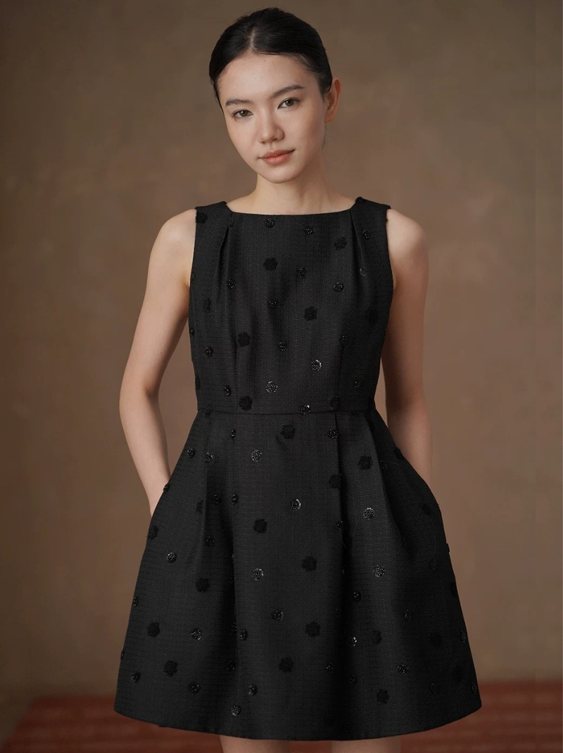 超重工立體繡花手工釘珠收腰一字領顯瘦短款無袖洋裝