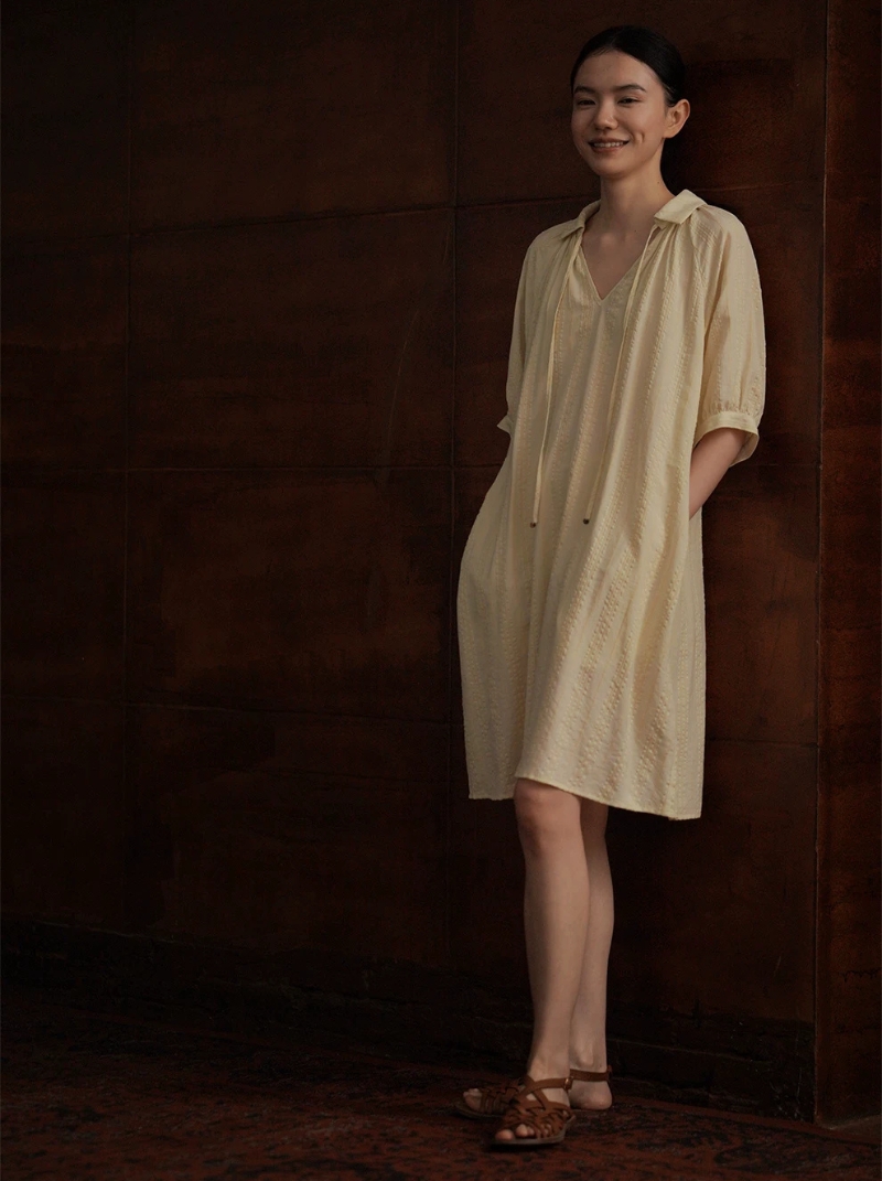 透氣親膚立體泡泡肌理細條紋寬鬆繫帶V領直筒顯瘦洋裝
