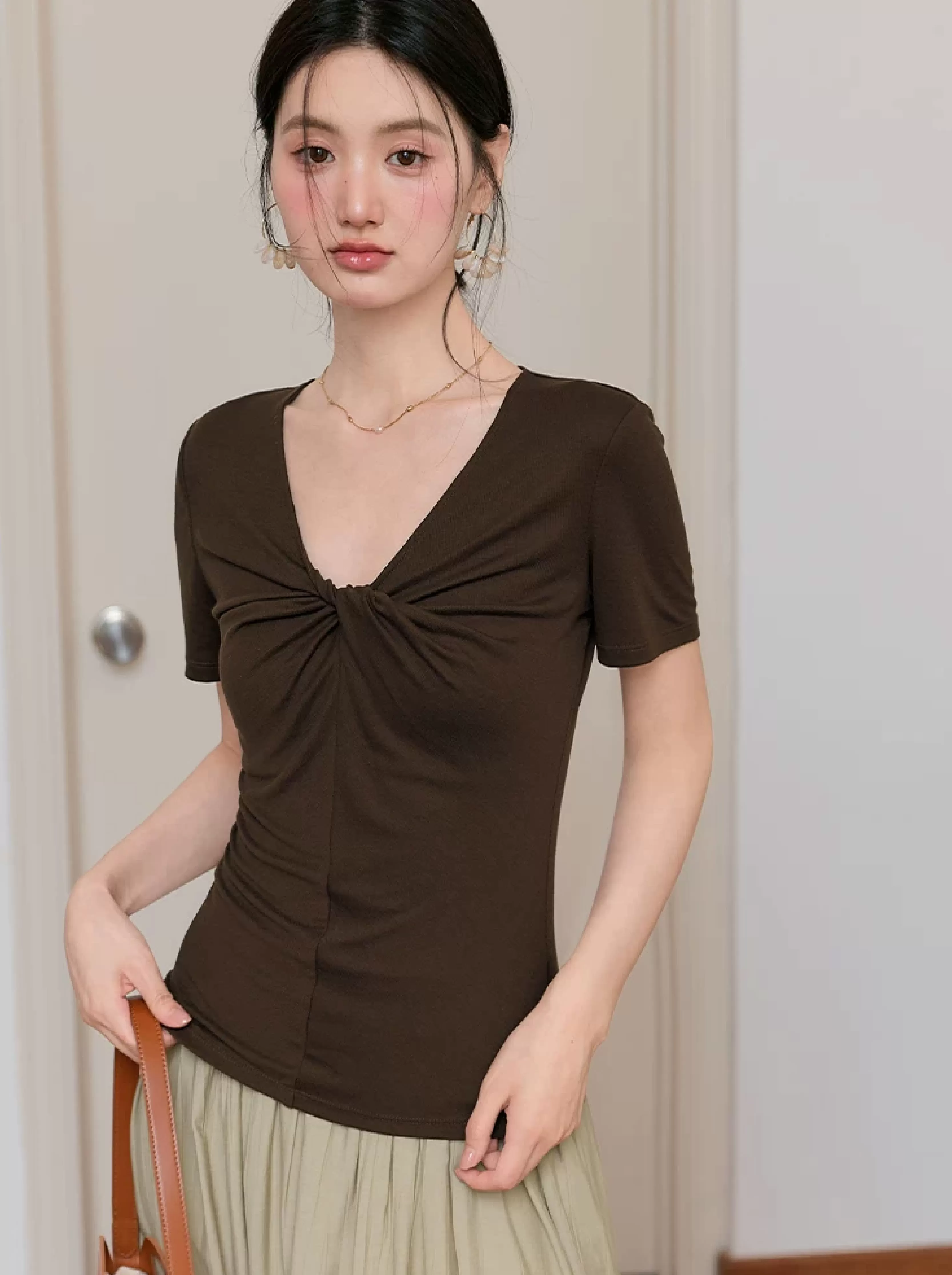 大尺碼正肩短袖氣質巨好看咖色T恤女2026新款夏裝扭結V領上衣