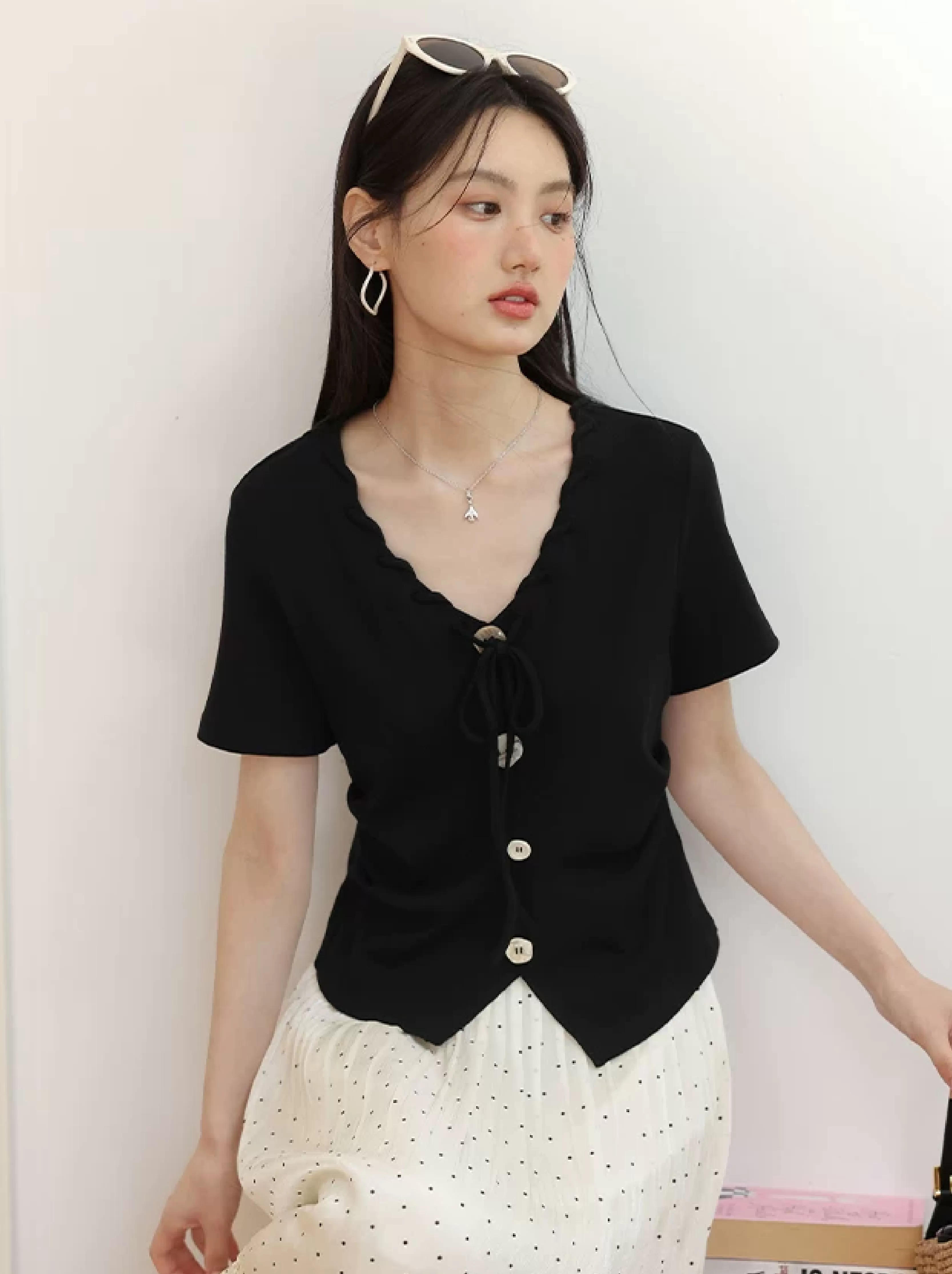 微胖大尺碼正肩黑色短袖T恤女2026新款夏季設計感繫帶v領上衣