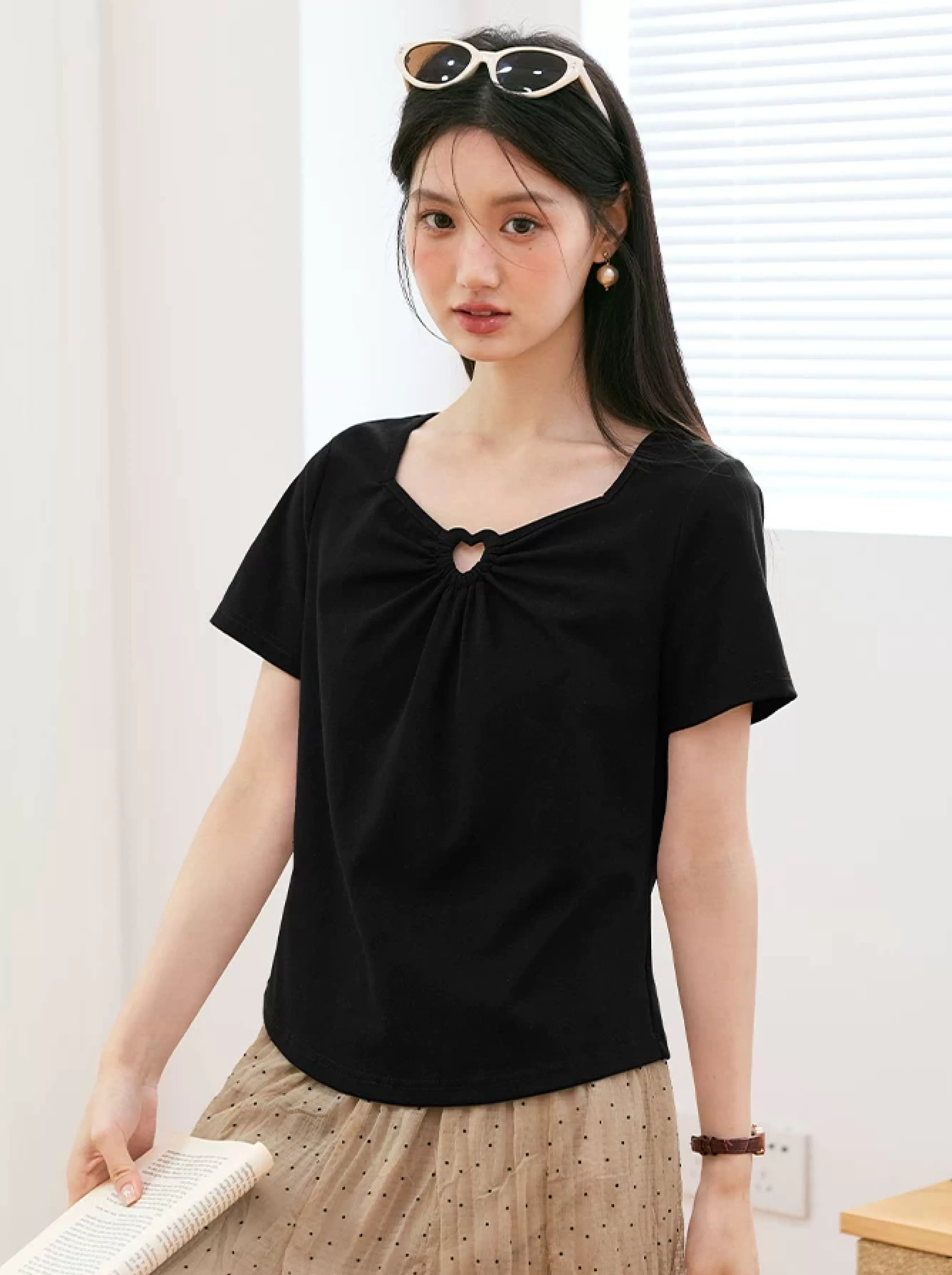 大尺碼夏裝方領黑色短袖T恤女2026新款法式絕美愛心鏤空上衣
