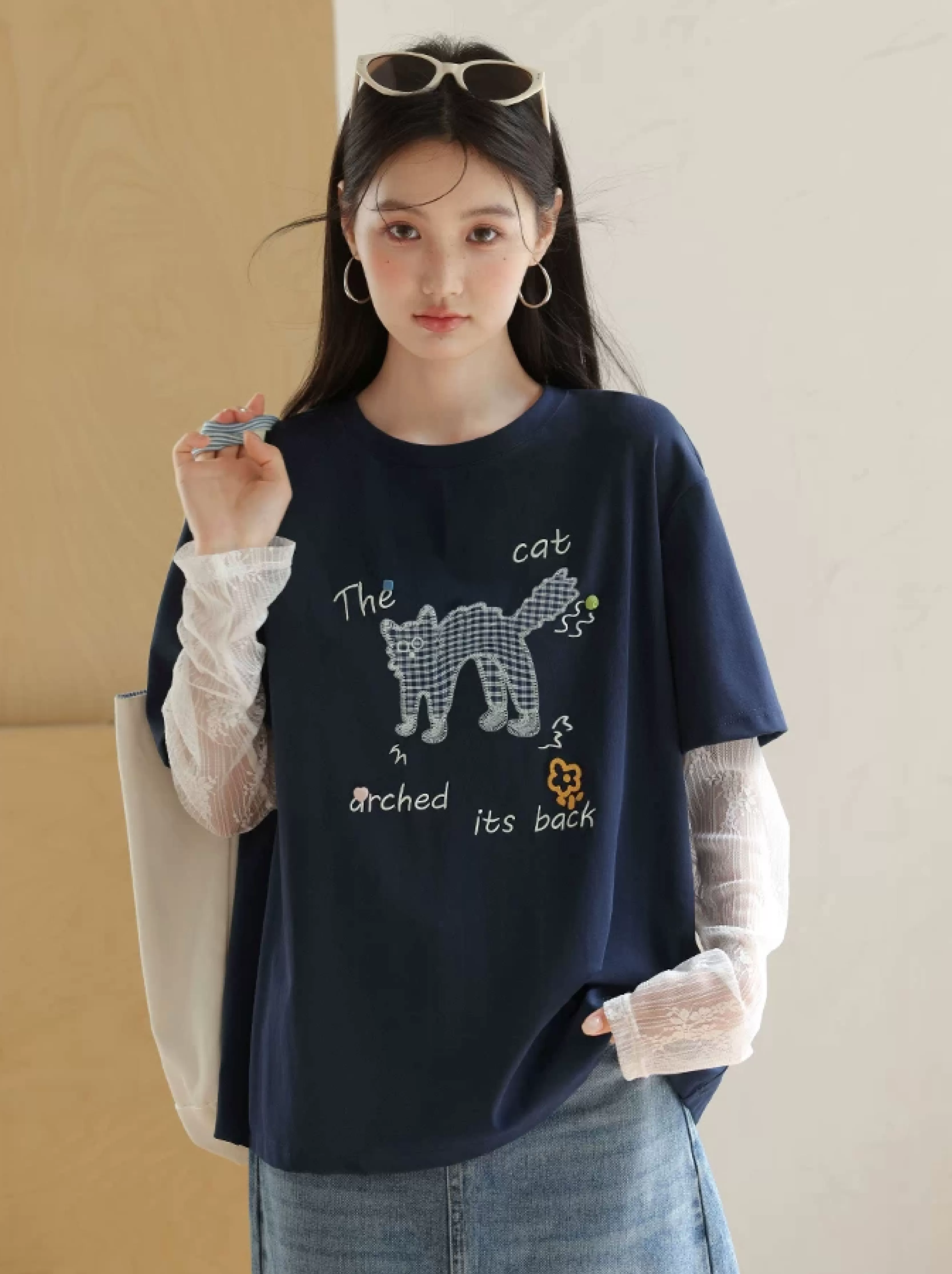 大尺碼蕾絲拼接長袖T恤早秋女裝2026新款寬鬆貓咪刺繡上衣女