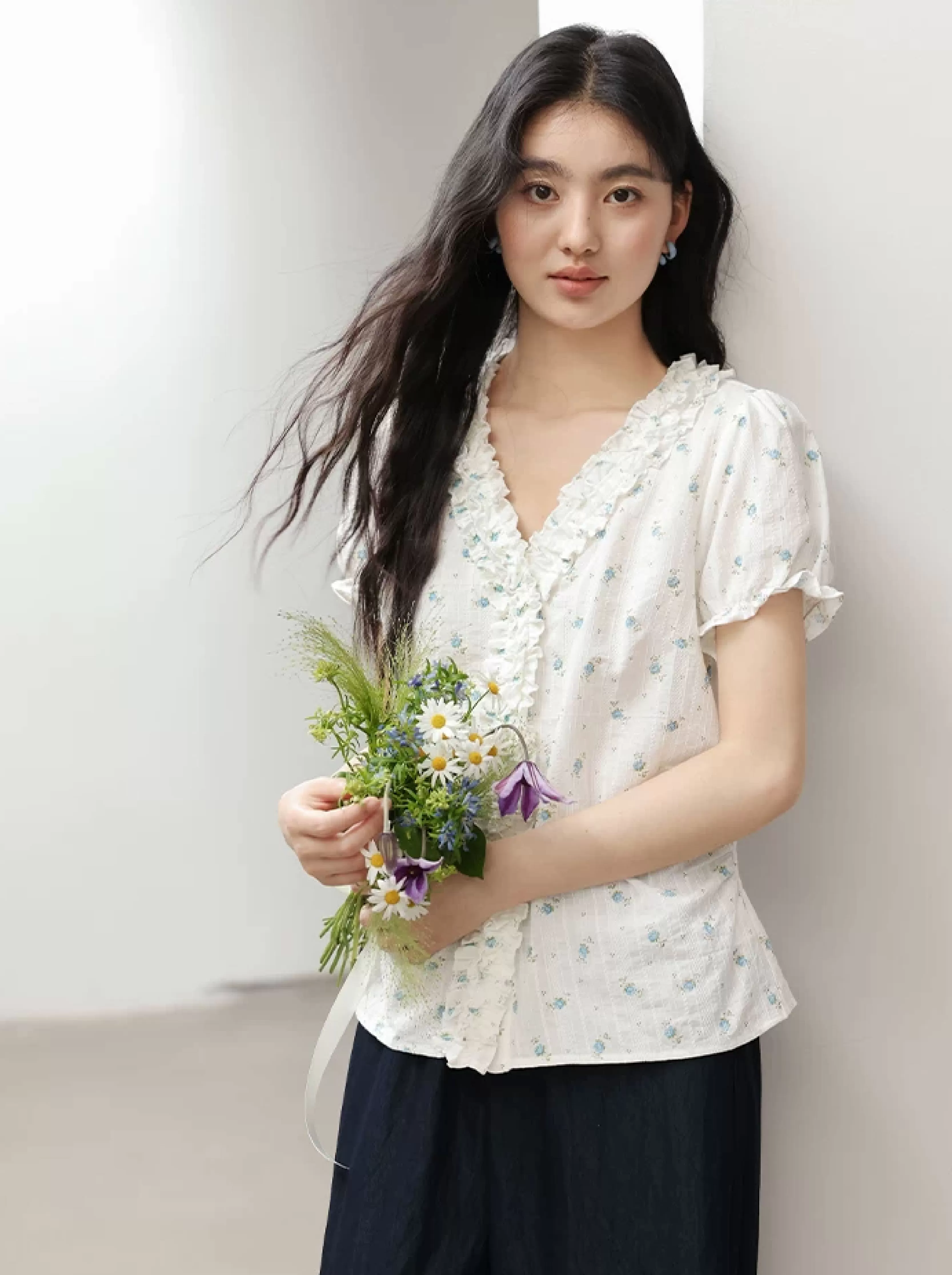 大尺碼法式短袖白襯衫女木耳邊V領上衣女2026夏季碎花襯衣