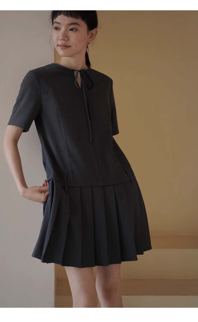 時髦優等生洋裝低腰拼接百褶裙擺寬鬆繫帶領顯瘦裙子,時髦優等生洋裝低腰拼接百褶裙擺寬鬆繫帶領顯瘦裙子,HBES7043,時髦優等生洋裝低腰拼接百褶裙擺寬鬆繫帶領顯瘦裙子,領口繫繩,百褶拼接