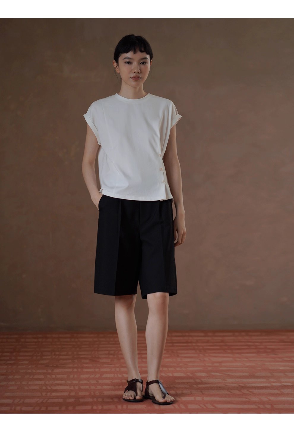 建構感白T恤側邊收腰羈扣設計修身圓領折邊短袖通勤上衣