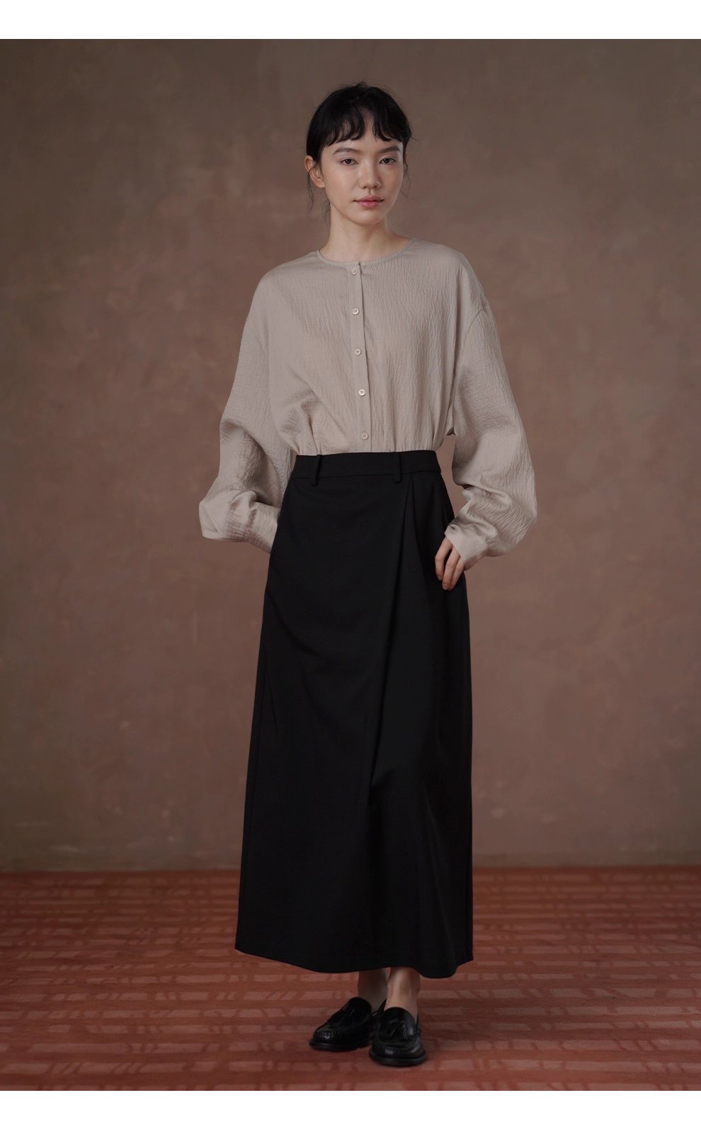 白櫻裊裊微亮光澤肌理感寬鬆顯瘦圓領通勤簡約長袖襯衫