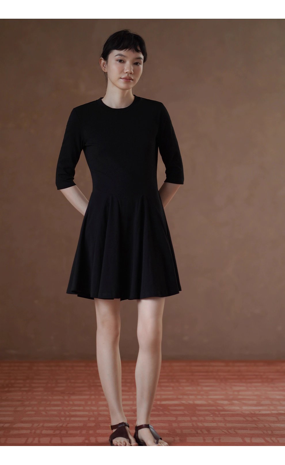 百穿不膩經典小黑裙彈性合身顯瘦收腰A字下擺短洋裝