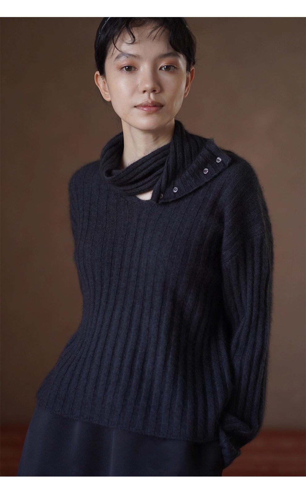 慵懶濾鏡兔毛羊毛混紡粗坑條可拆卸圍巾V領紐扣針織上衣