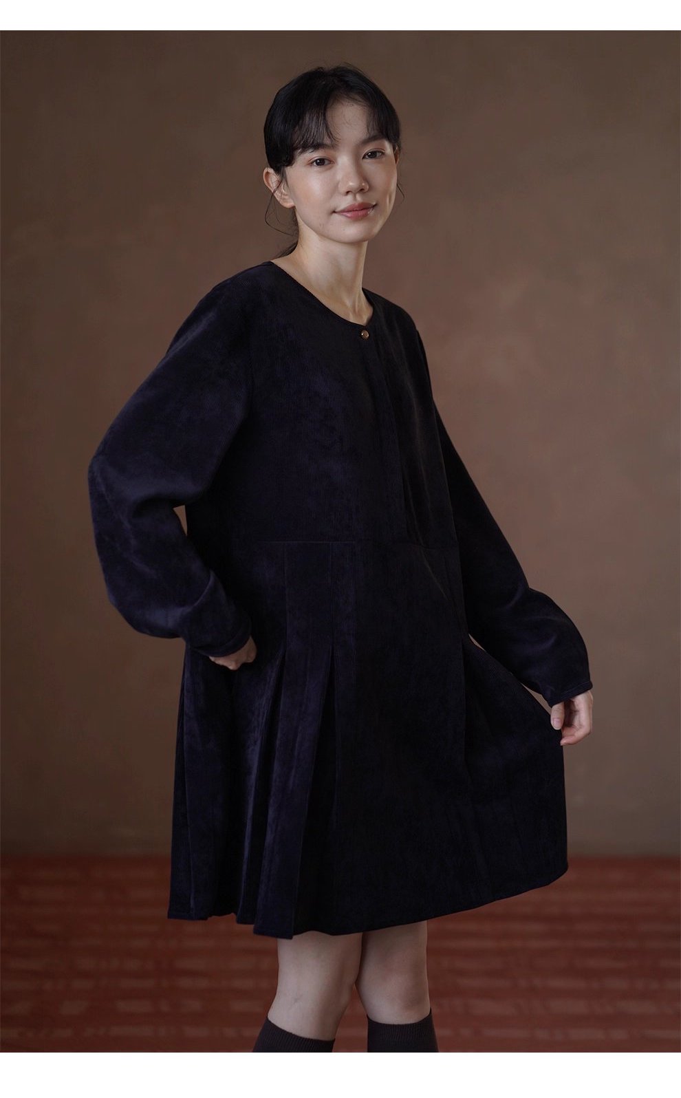 復古暖調絨面細密豎條燈芯絨寬鬆微A版型金扣顯瘦洋裝
