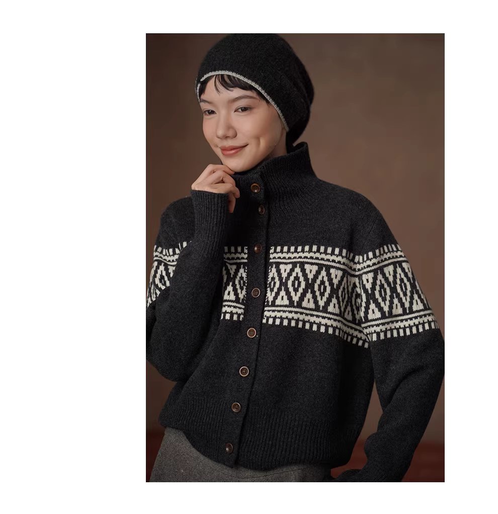 冬日經典撞色費爾島蓬鬆拉毛100羊毛立領寬鬆毛衣開襟衫女,冬日經典撞色費爾島蓬鬆拉毛100羊毛立領寬鬆毛衣開襟衫女,HBEW1161,冬日經典撞色費爾島蓬鬆拉毛100羊毛立領寬鬆毛衣開襟衫女,立領排扣,羊毛100%