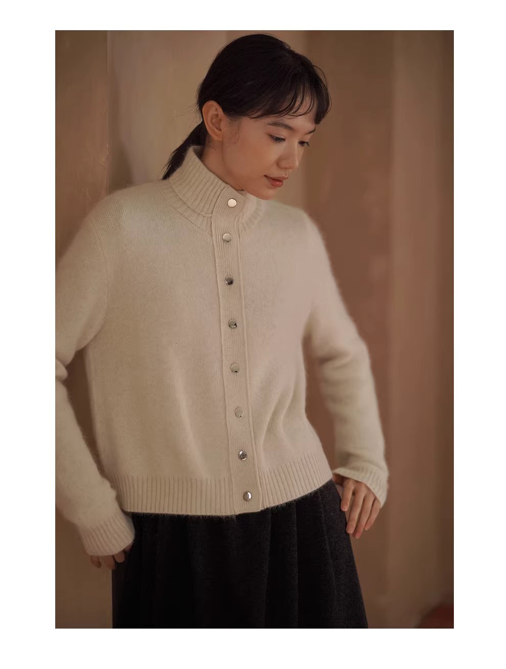 擁抱溫暖舒適輕盈蓬拉絨綿羊毛混紡立領保暖毛衣開襟衫女,擁抱溫暖舒適輕盈蓬拉絨綿羊毛混紡立領保暖毛衣開襟衫女,HBEW5110,擁抱溫暖舒適輕盈蓬拉絨綿羊毛混紡立領保暖毛衣開襟衫女,立領排扣,羊毛混紡