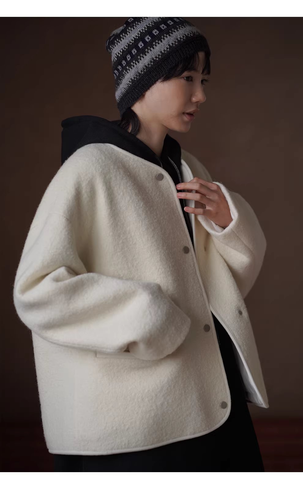 雪霜奶皮子100綿羊毛寬鬆V領保暖絎棉加厚羊羔毛外套女,雪霜奶皮子100綿羊毛寬鬆V領保暖絎棉加厚羊羔毛外套女,HBEW5113,雪霜奶皮子100綿羊毛寬鬆V領保暖絎棉加厚羊羔毛外套女,俐落剪裁,羊毛100%