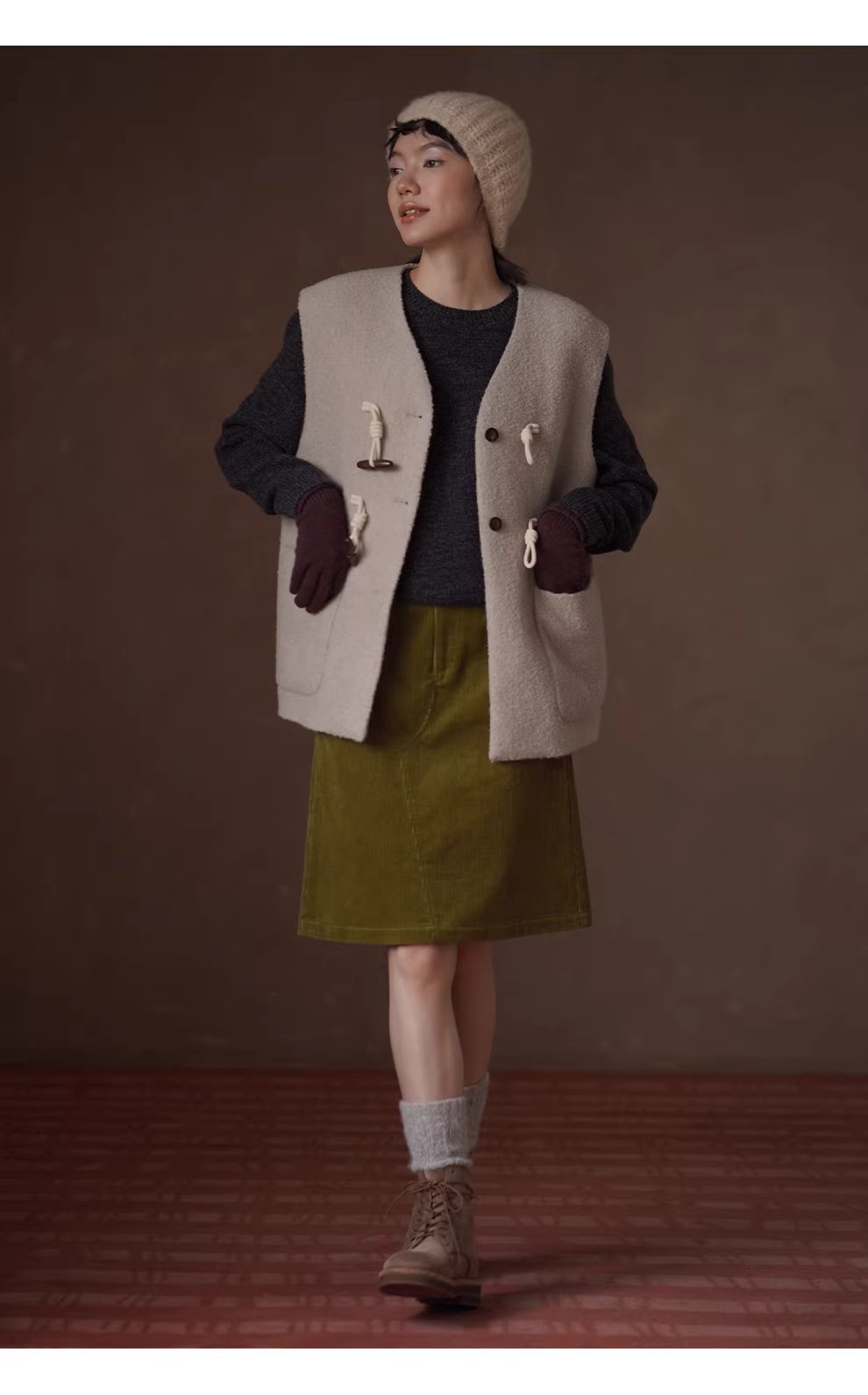 聖誕詩集高含量羊毛圈紗加厚絎棉牛角扣寬鬆V領馬甲女,聖誕詩集高含量羊毛圈紗加厚絎棉牛角扣寬鬆V領馬甲女,HBEW5118,聖誕詩集高含量羊毛圈紗加厚絎棉牛角扣寬鬆V領馬甲女,牛角排扣,羊毛混紡