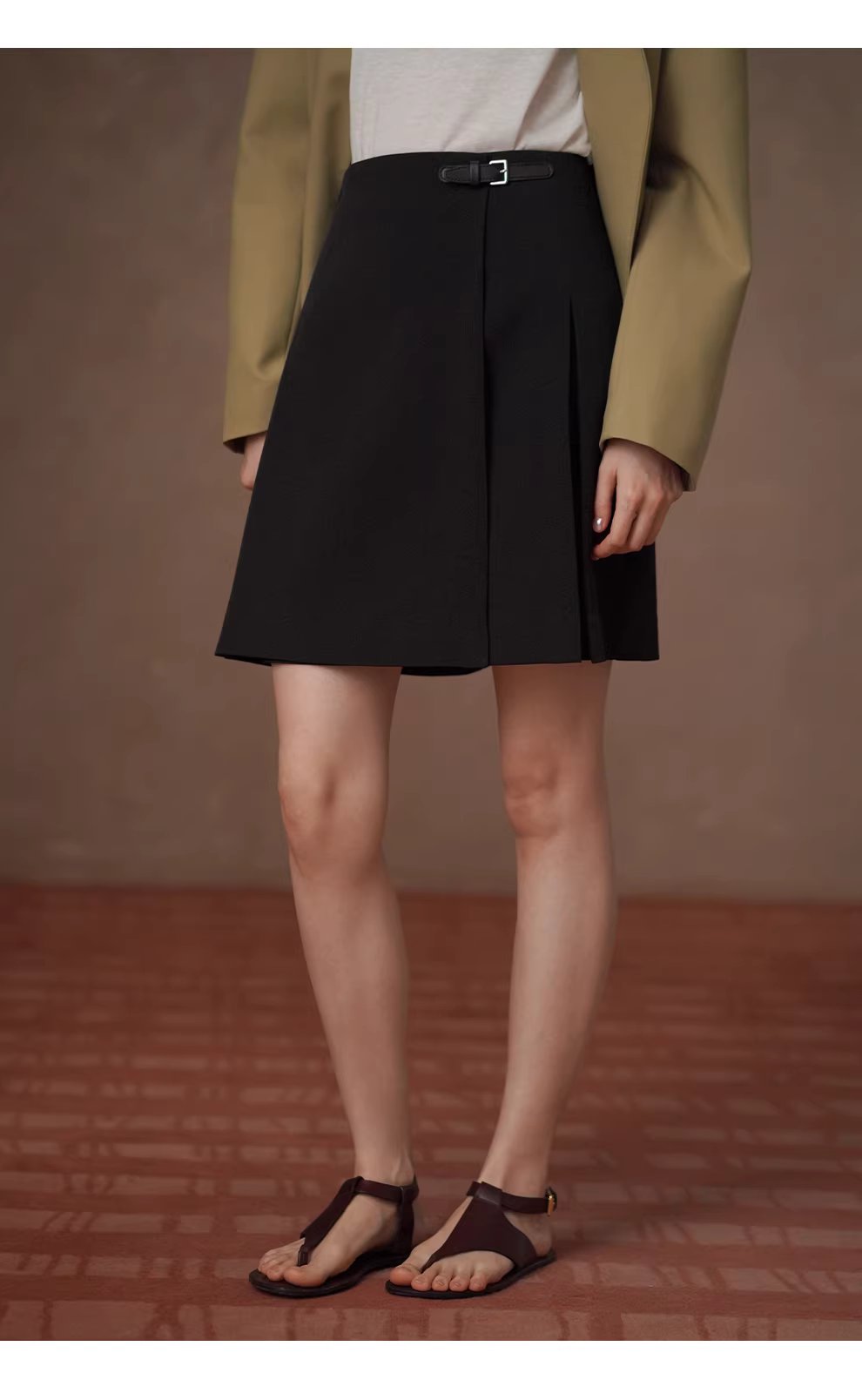 不對稱工字褶設計A字微傘版型皮袢高腰顯瘦學院半身裙女,不對稱工字褶設計A字微傘版型皮袢高腰顯瘦學院半身裙女,HBFS2003,不對稱工字褶設計A字微傘版型皮袢高腰顯瘦學院半身裙女,工字褶設計,皮扣造型