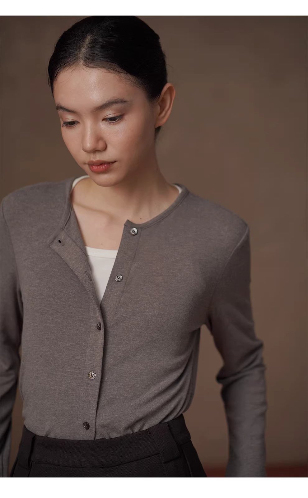 全能內搭合身彈性圓領開門襟顯瘦修身通勤長袖親膚上衣,全能內搭合身彈性圓領開門襟顯瘦修身通勤長袖親膚上衣,HBFS1012,全能內搭合身彈性圓領開門襟顯瘦修身通勤長袖親膚上衣,圓領排扣,長度適中