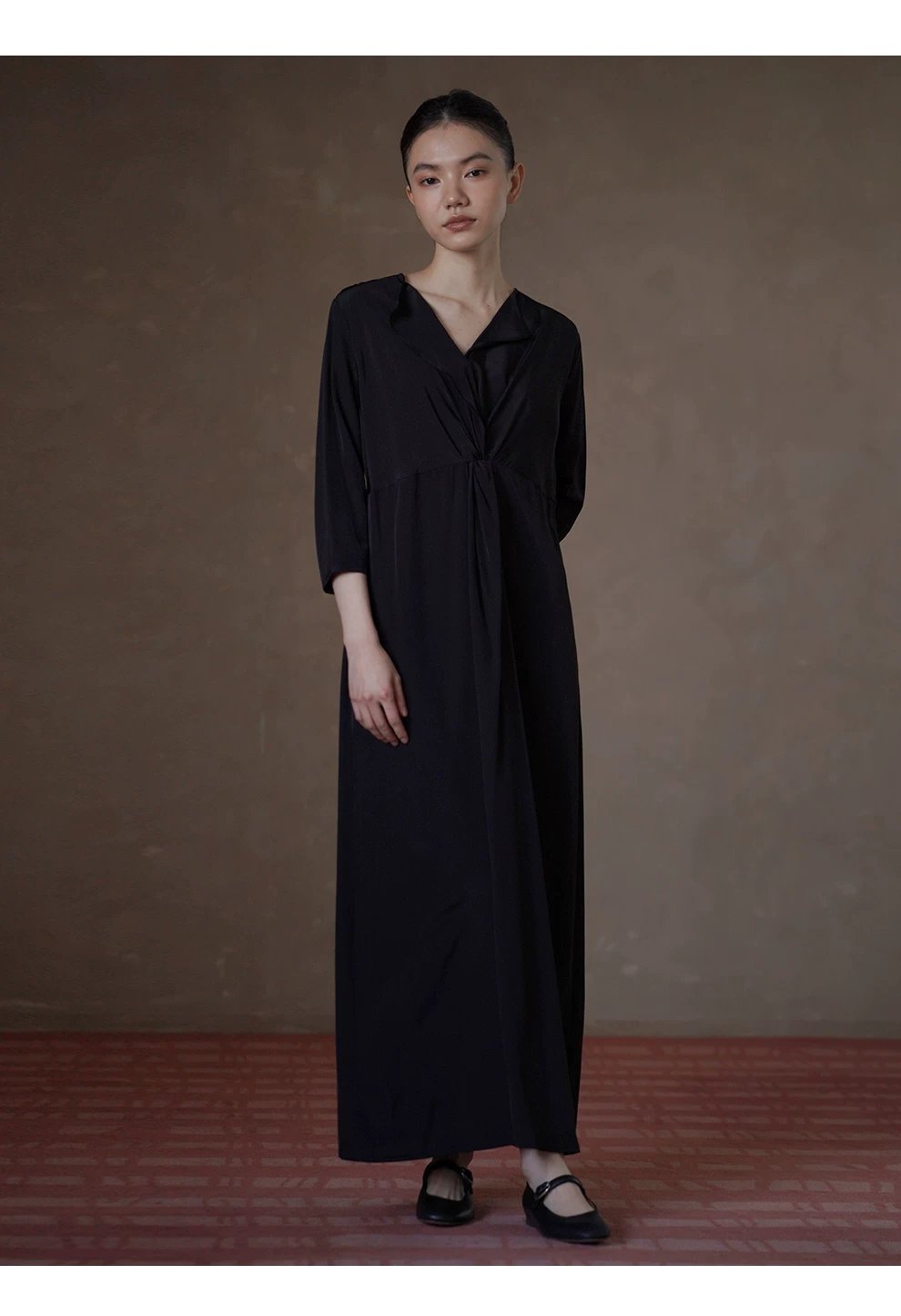 垂軟靈動藝術氛圍顯瘦遮肉扭結收腰V領長通勤洋裝,垂軟靈動藝術氛圍顯瘦遮肉扭結收腰V領長通勤洋裝,HBFS7011,垂軟靈動藝術氛圍顯瘦遮肉扭結收腰V領長通勤洋裝,面料啞光,簡約優雅