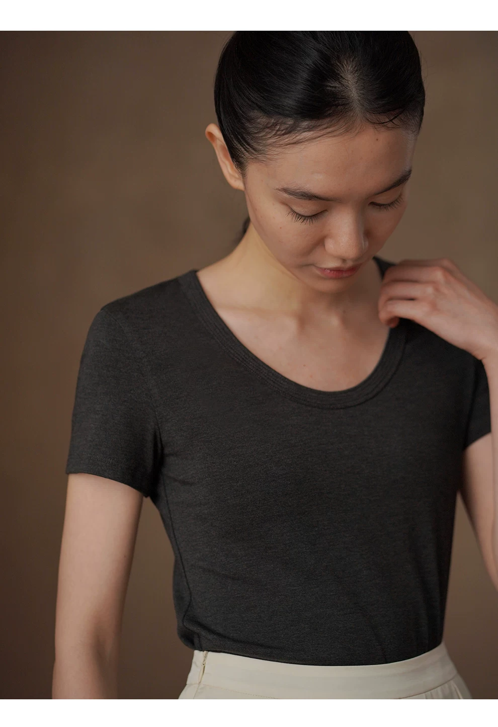 高知精緻通勤塔克線U領上衣顯瘦修身彈性短袖棉感T恤女,高知精緻通勤塔克線U領上衣顯瘦修身彈性短袖棉感T恤女,HBFS1204,高知精緻通勤塔克線U領上衣顯瘦修身彈性短袖棉感T恤女,彈性U領,合身顯瘦