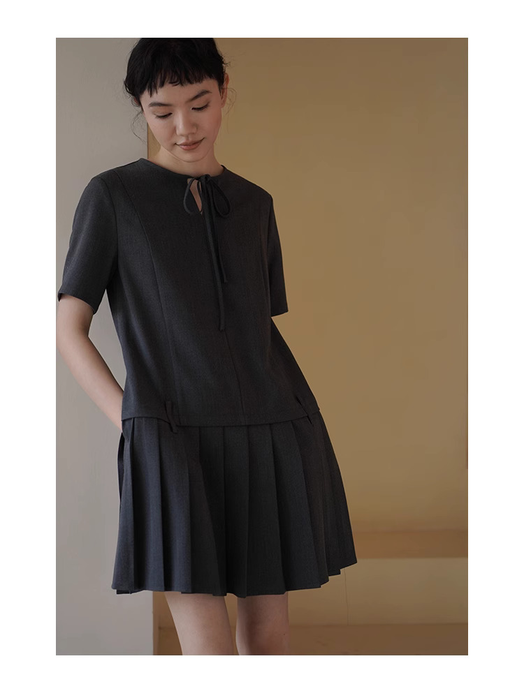 時髦優等生洋裝低腰拼接百褶裙擺寬鬆繫帶領顯瘦裙子,時髦優等生洋裝低腰拼接百褶裙擺寬鬆繫帶領顯瘦裙子,HBES7043,時髦優等生洋裝低腰拼接百褶裙擺寬鬆繫帶領顯瘦裙子,領口繫繩,百褶拼接