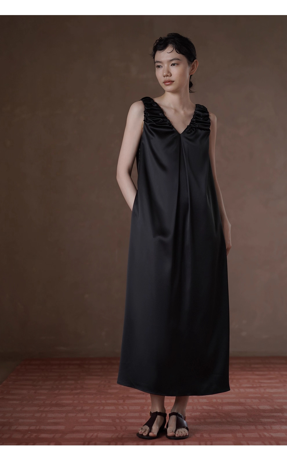 貴氣質感緞面簡約法式V領洋裝手工扭褶肩帶寬鬆背心裙