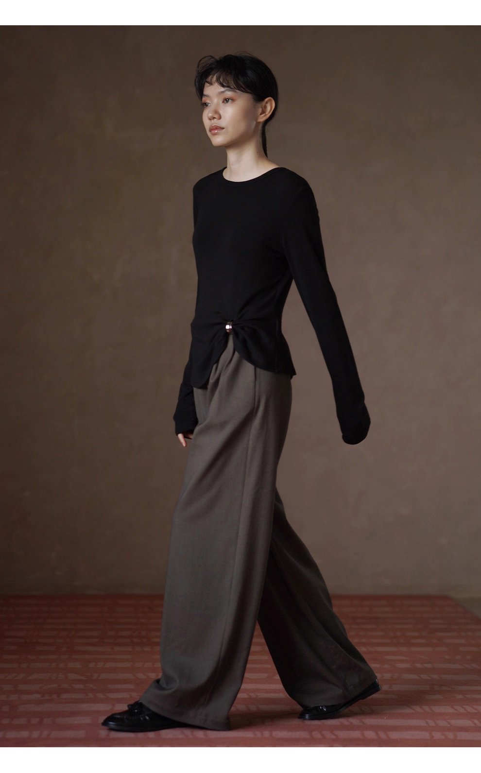 先鋒極簡感金屬扣蝴蝶結下擺圓領彈性基礎長袖內搭T恤女