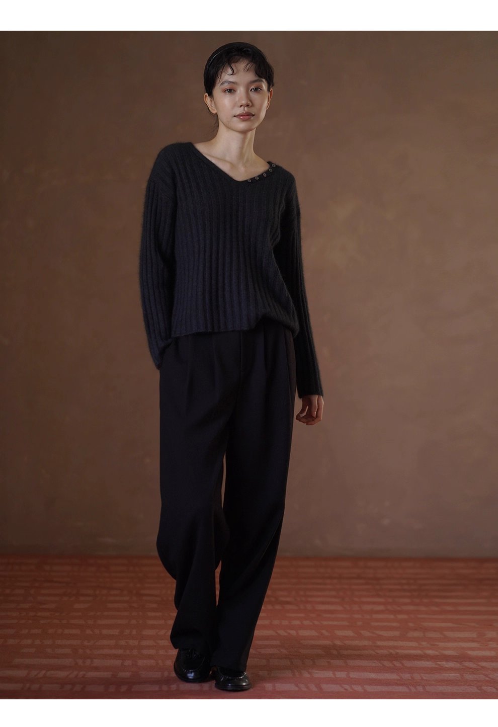 慵懶濾鏡兔毛羊毛混紡粗坑條可拆卸圍巾V領紐扣針織上衣