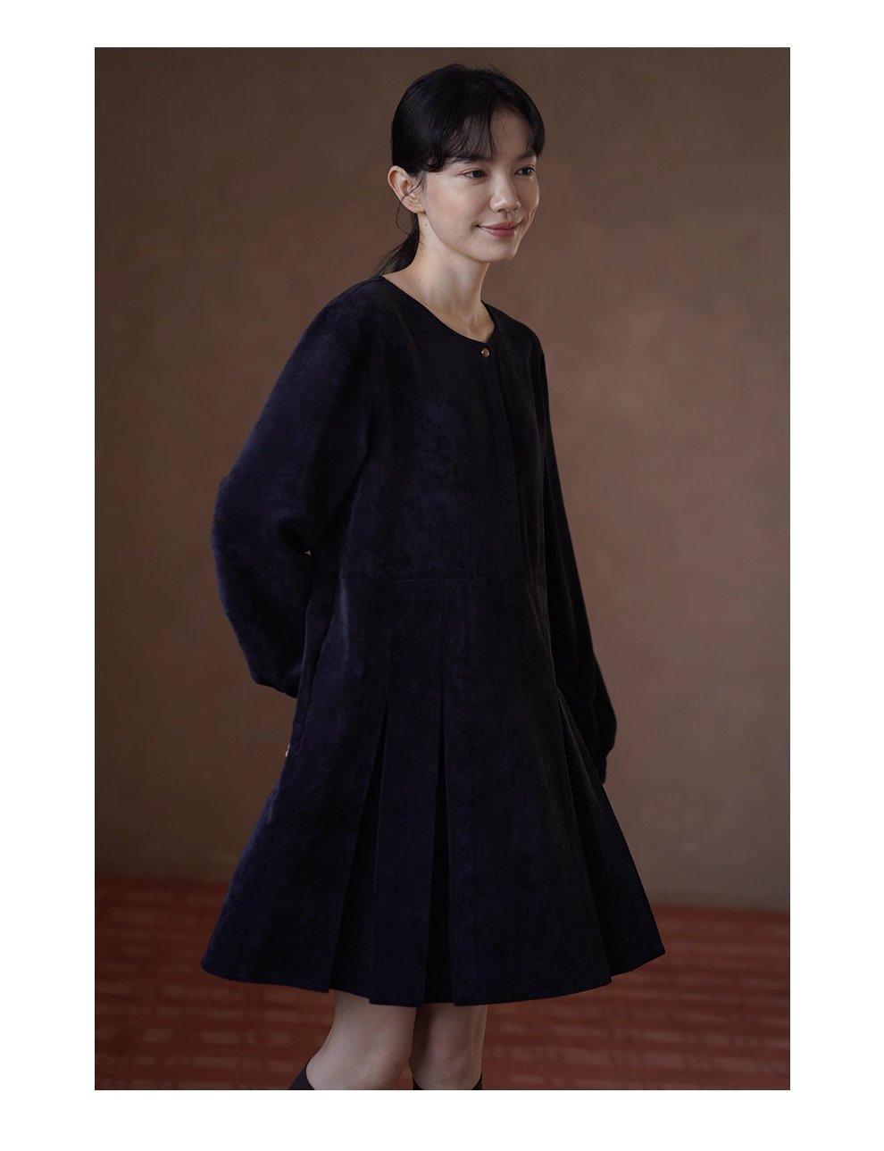 復古暖調絨面細密豎條燈芯絨寬鬆微A版型金扣顯瘦洋裝