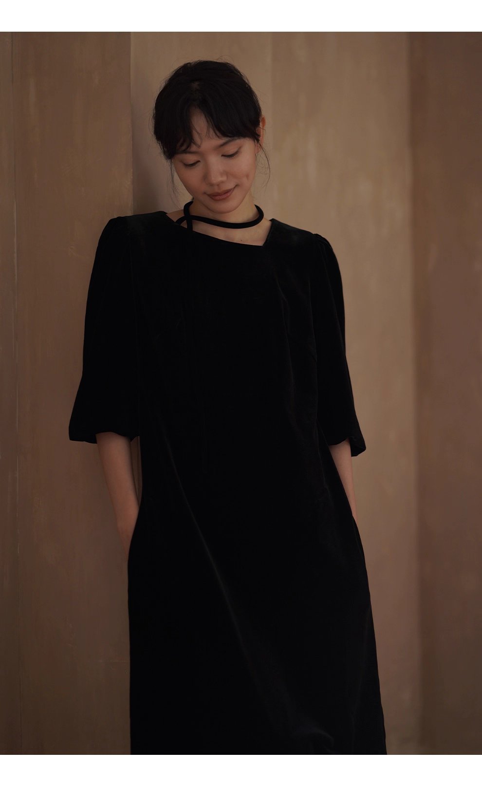 略施粉黛優雅宴會高克重品質絲絨繫帶不對稱領洋裝女