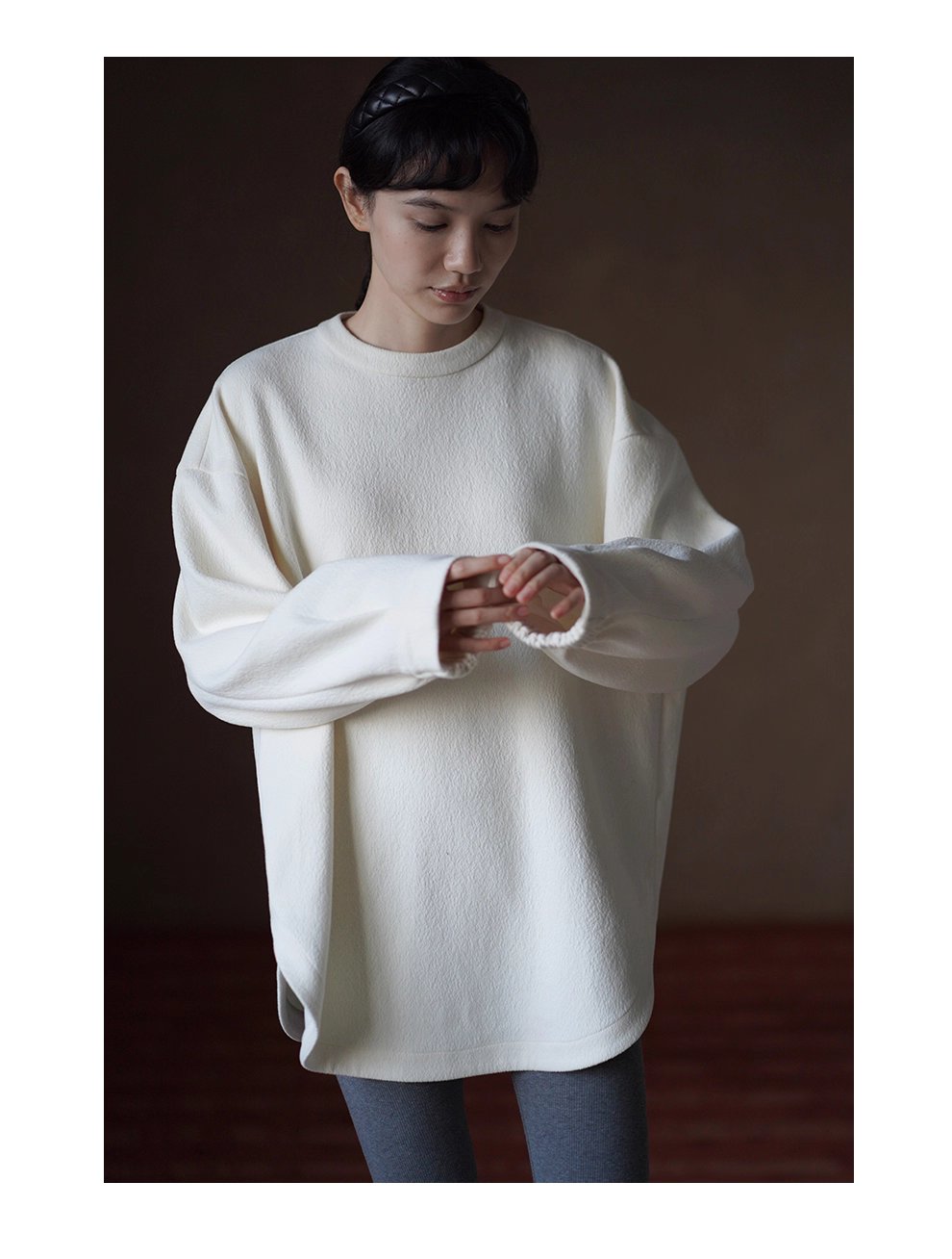 弧形開叉下擺寬鬆肌理感圓領慵懶感加厚顯瘦內搭白T上衣,弧形開叉下擺寬鬆肌理感圓領慵懶感加厚顯瘦內搭白T上衣,HBEW1131,弧形開叉下擺寬鬆肌理感圓領慵懶感加厚顯瘦內搭白T上衣,後領鈕扣,肌理感面料