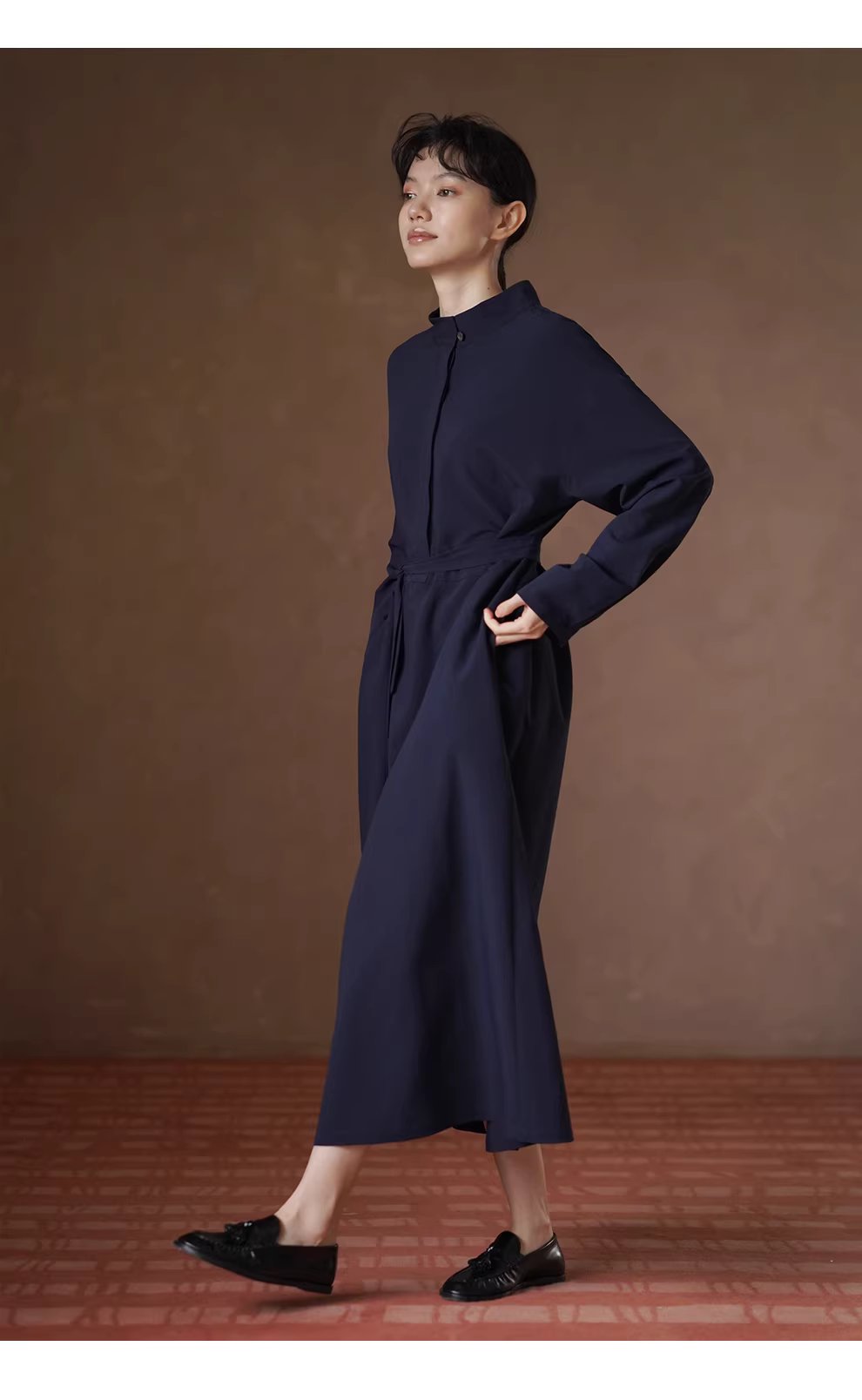 通勤氛圍垂順不易皺立領半開襟設計寬鬆直筒長洋裝,通勤氛圍垂順不易皺立領半開襟設計寬鬆直筒長洋裝,HBEW7058,通勤氛圍垂順不易皺立領半開襟設計寬鬆直筒長洋裝,立領單扣,腰間綁帶