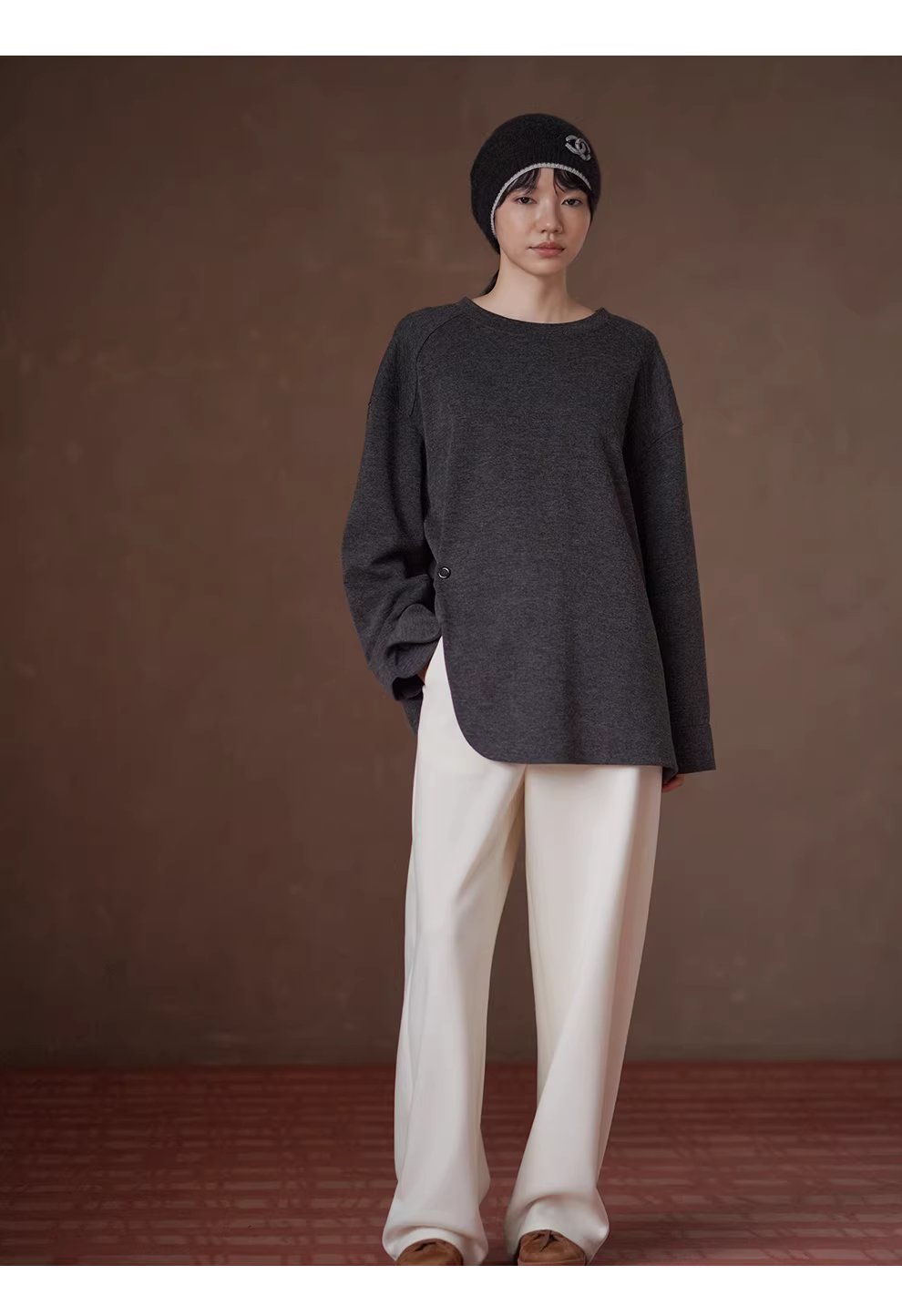 慵懶寬鬆毛感柔軟垂順薄呢圓領弧形下擺紐扣設計顯瘦T恤,慵懶寬鬆毛感柔軟垂順薄呢圓領弧形下擺紐扣設計顯瘦T恤,HBEW1141,慵懶寬鬆毛感柔軟垂順薄呢圓領弧形下擺紐扣設計顯瘦T恤,簡單有型,毛呢面料