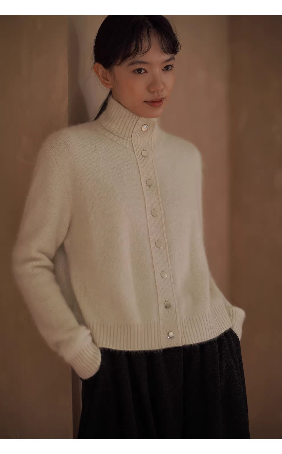 擁抱溫暖舒適輕盈蓬拉絨綿羊毛混紡立領保暖毛衣開襟衫女,擁抱溫暖舒適輕盈蓬拉絨綿羊毛混紡立領保暖毛衣開襟衫女,HBEW5110,擁抱溫暖舒適輕盈蓬拉絨綿羊毛混紡立領保暖毛衣開襟衫女,立領排扣,羊毛混紡