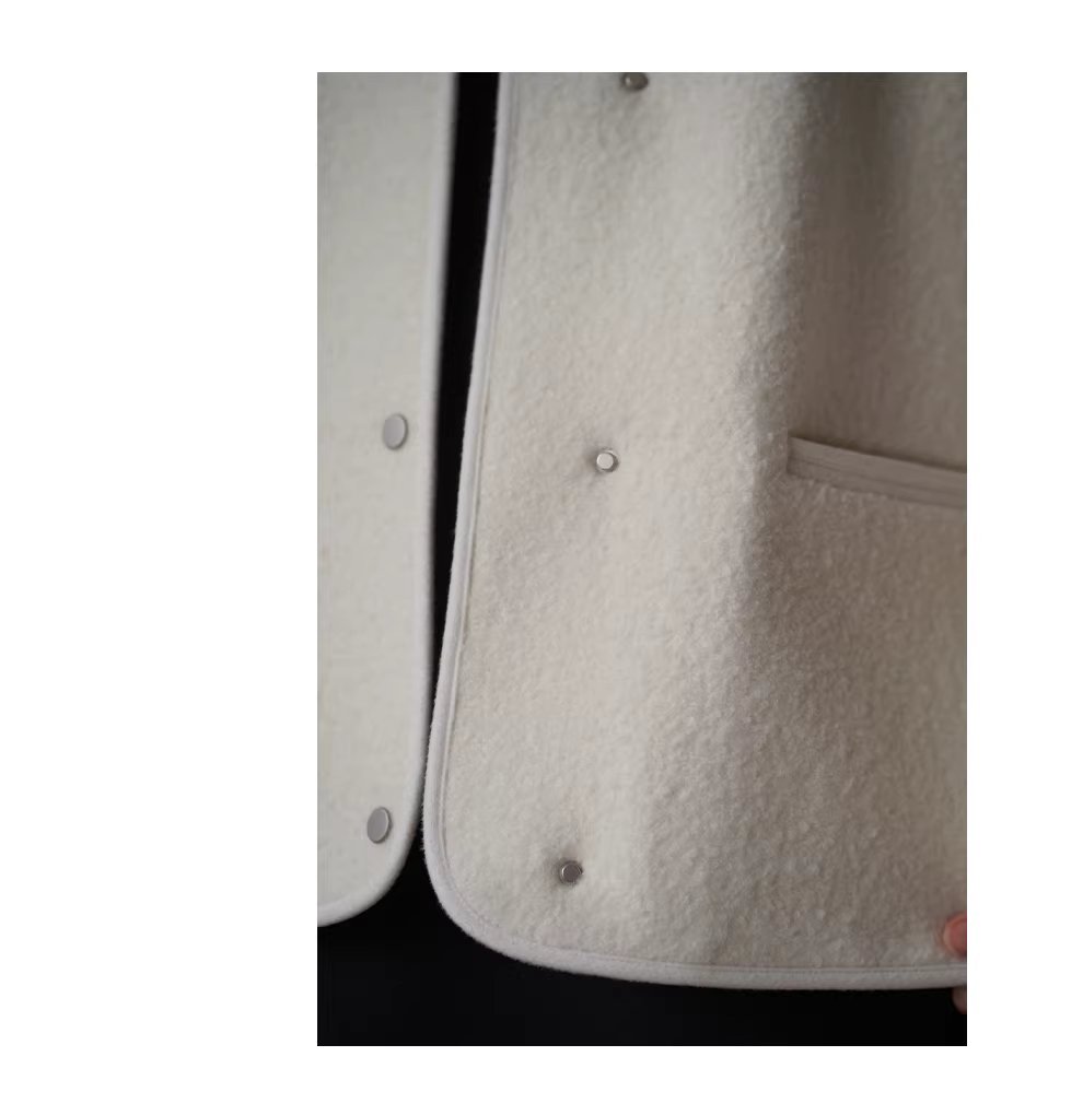 雪霜奶皮子100綿羊毛寬鬆V領保暖絎棉加厚羊羔毛外套女,雪霜奶皮子100綿羊毛寬鬆V領保暖絎棉加厚羊羔毛外套女,HBEW5113,雪霜奶皮子100綿羊毛寬鬆V領保暖絎棉加厚羊羔毛外套女,俐落剪裁,羊毛100%