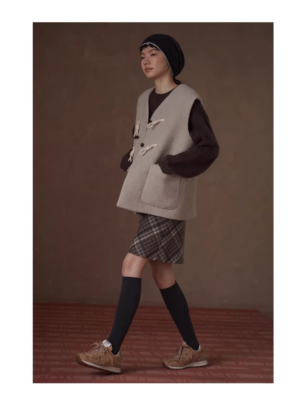 聖誕詩集高含量羊毛圈紗加厚絎棉牛角扣寬鬆V領馬甲女,聖誕詩集高含量羊毛圈紗加厚絎棉牛角扣寬鬆V領馬甲女,HBEW5118,聖誕詩集高含量羊毛圈紗加厚絎棉牛角扣寬鬆V領馬甲女,牛角排扣,羊毛混紡