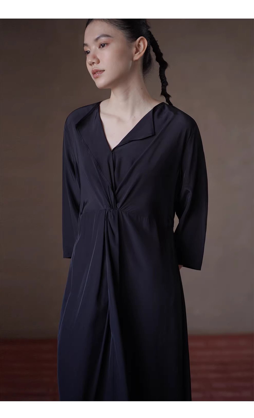 垂軟靈動藝術氛圍顯瘦遮肉扭結收腰V領長通勤洋裝女,垂軟靈動藝術氛圍顯瘦遮肉扭結收腰V領長通勤洋裝女,HBFS7040,垂軟靈動藝術氛圍顯瘦遮肉扭結收腰V領長通勤洋裝女,啞光高級,腰部褶皺