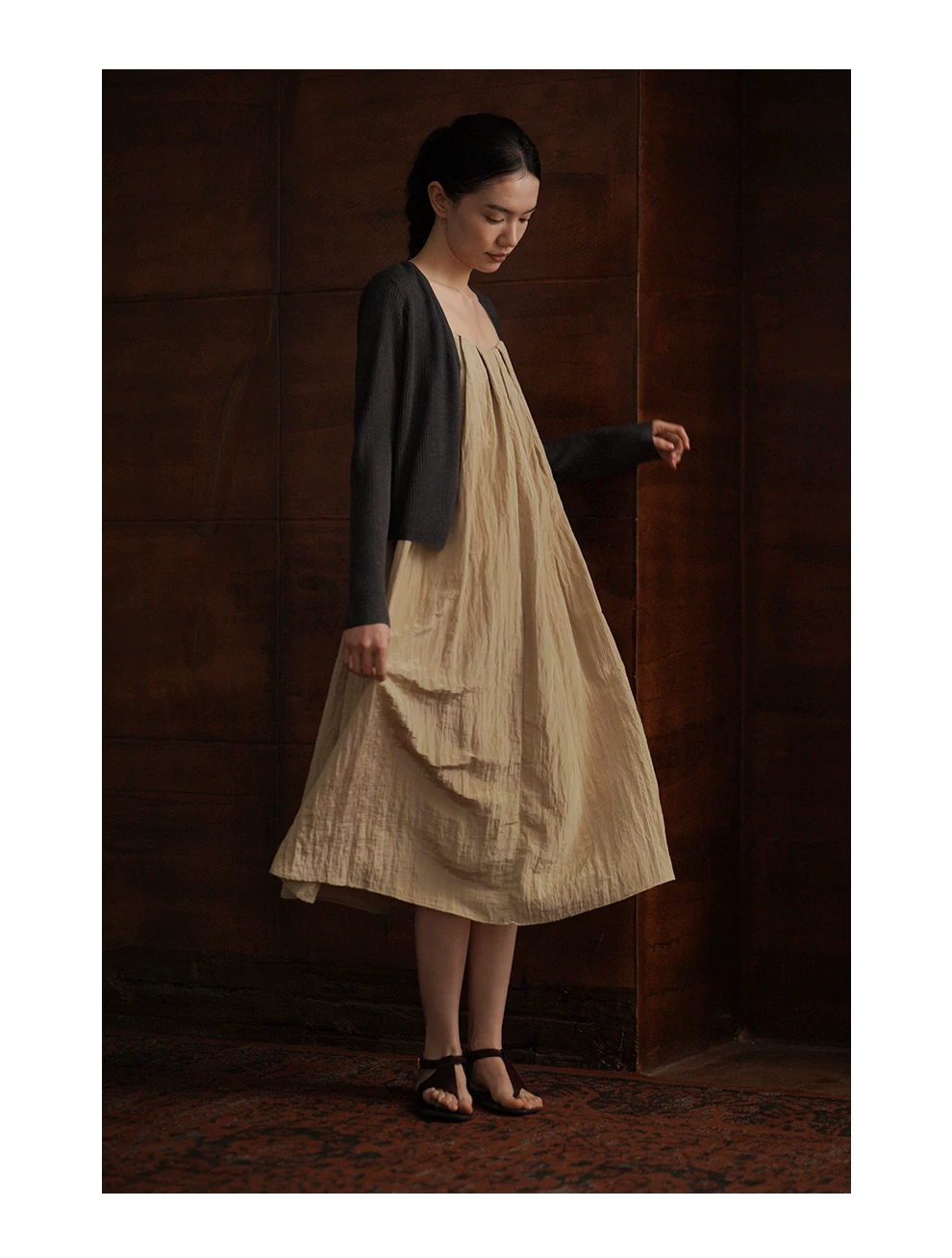 枯葉蝴蝶高訂壓皺工藝肌理感寬鬆A字顯瘦飄逸吊帶洋裝,枯葉蝴蝶高訂壓皺工藝肌理感寬鬆A字顯瘦飄逸吊帶洋裝,HBFS7046,枯葉蝴蝶高訂壓皺工藝肌理感寬鬆A字顯瘦飄逸吊帶洋裝,壓皺紋理,調節肩帶