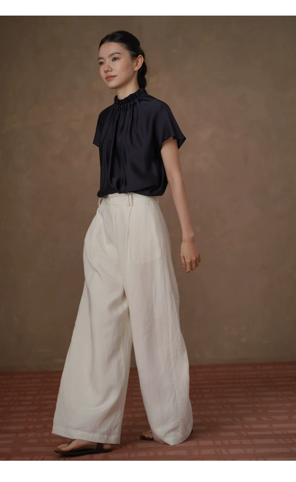 品質光澤緞感垂墜順滑捏褶花邊立領通勤顯瘦蝙蝠袖襯衫,品質光澤緞感垂墜順滑捏褶花邊立領通勤顯瘦蝙蝠袖襯衫,HBFS1102,品質光澤緞感垂墜順滑捏褶花邊立領通勤顯瘦蝙蝠袖襯衫,質感面料,木耳立領