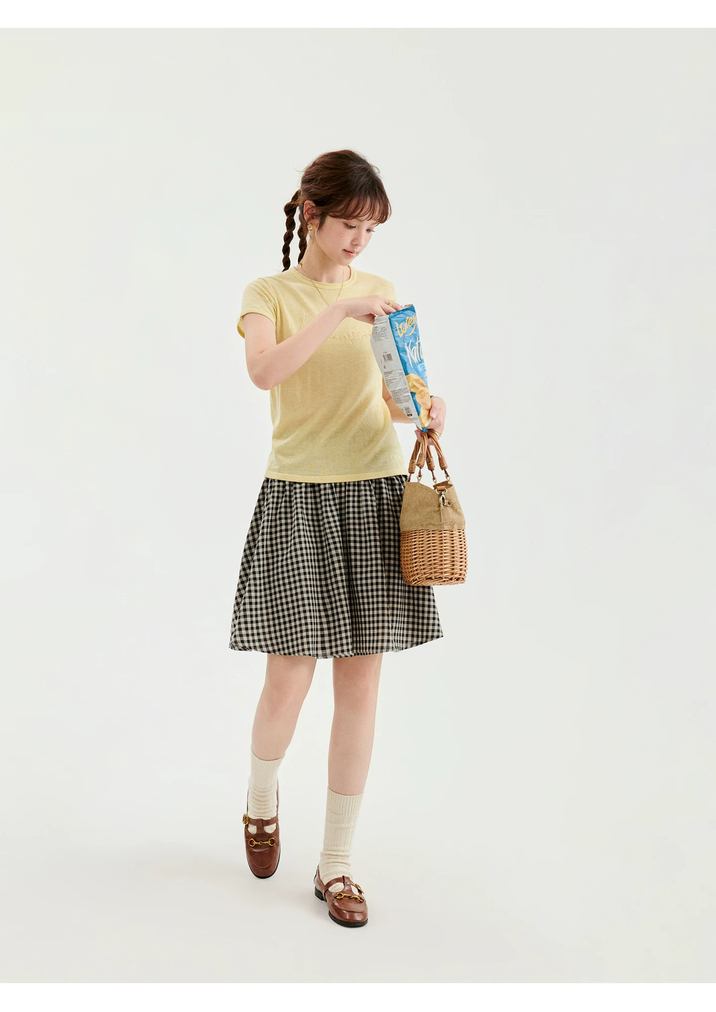 減齡黃色字母繩繡圓領針織衫女夏季新款百搭短袖上衣,減齡黃色字母繩繡圓領針織衫女夏季新款百搭短袖上衣,HBFS1335,減齡黃色字母繩繡圓領針織衫女夏季新款百搭短袖上衣,字母刺繡,薄款針織