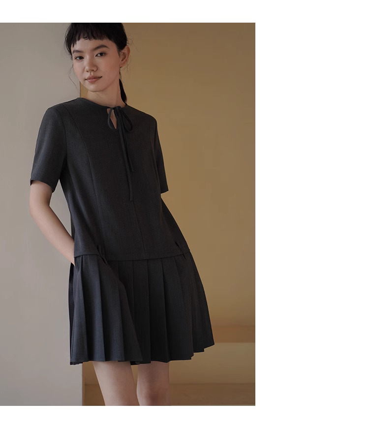 時髦優等生洋裝低腰拼接百褶裙擺寬鬆繫帶領顯瘦裙子,時髦優等生洋裝低腰拼接百褶裙擺寬鬆繫帶領顯瘦裙子,HBES7043,時髦優等生洋裝低腰拼接百褶裙擺寬鬆繫帶領顯瘦裙子,領口繫繩,百褶拼接