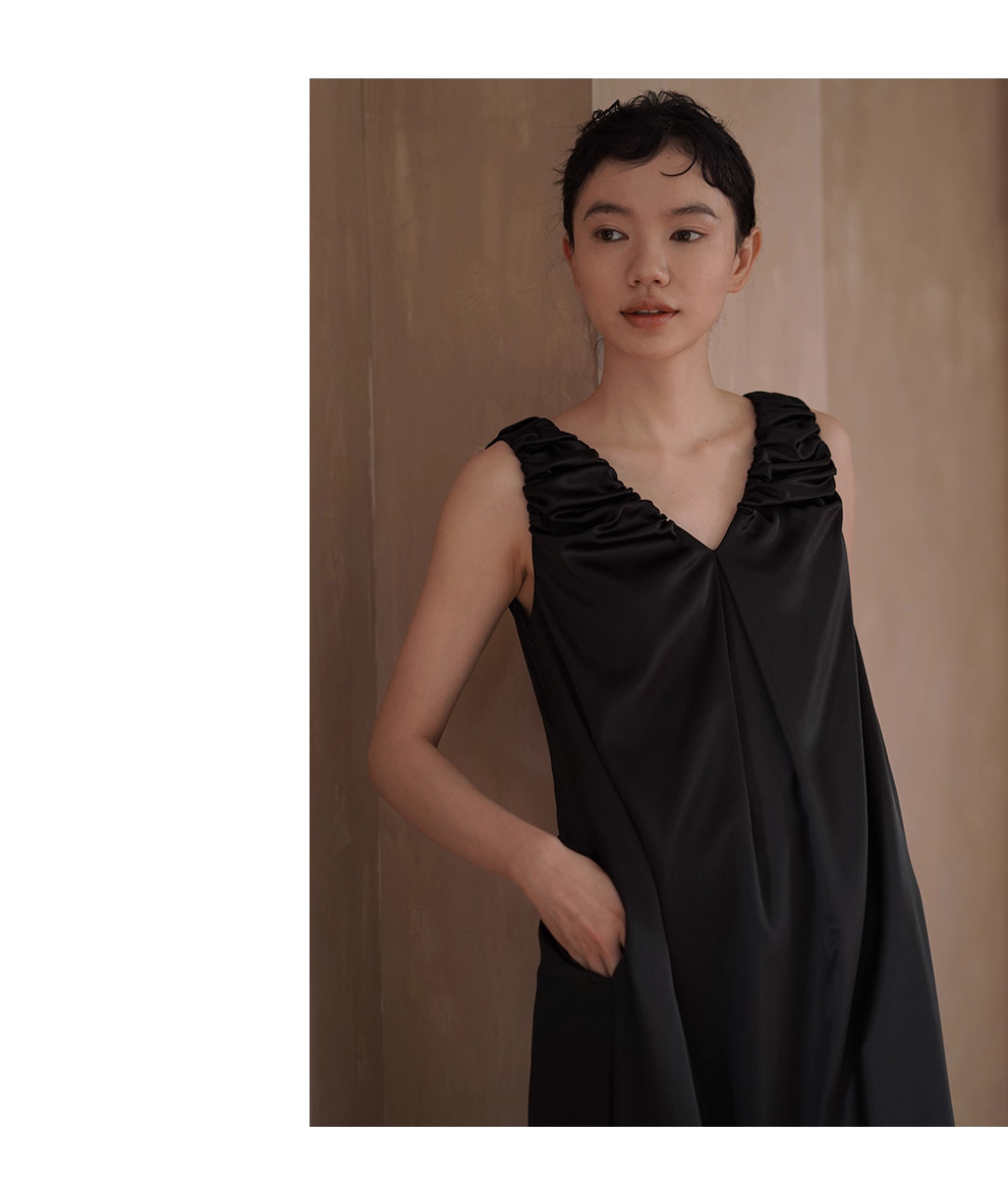 貴氣質感緞面簡約法式V領洋裝手工扭褶肩帶寬鬆背心裙