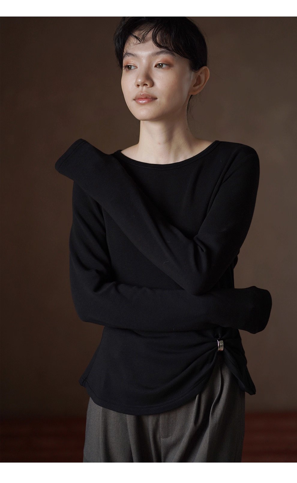 先鋒極簡感金屬扣蝴蝶結下擺圓領彈性基礎長袖內搭T恤女