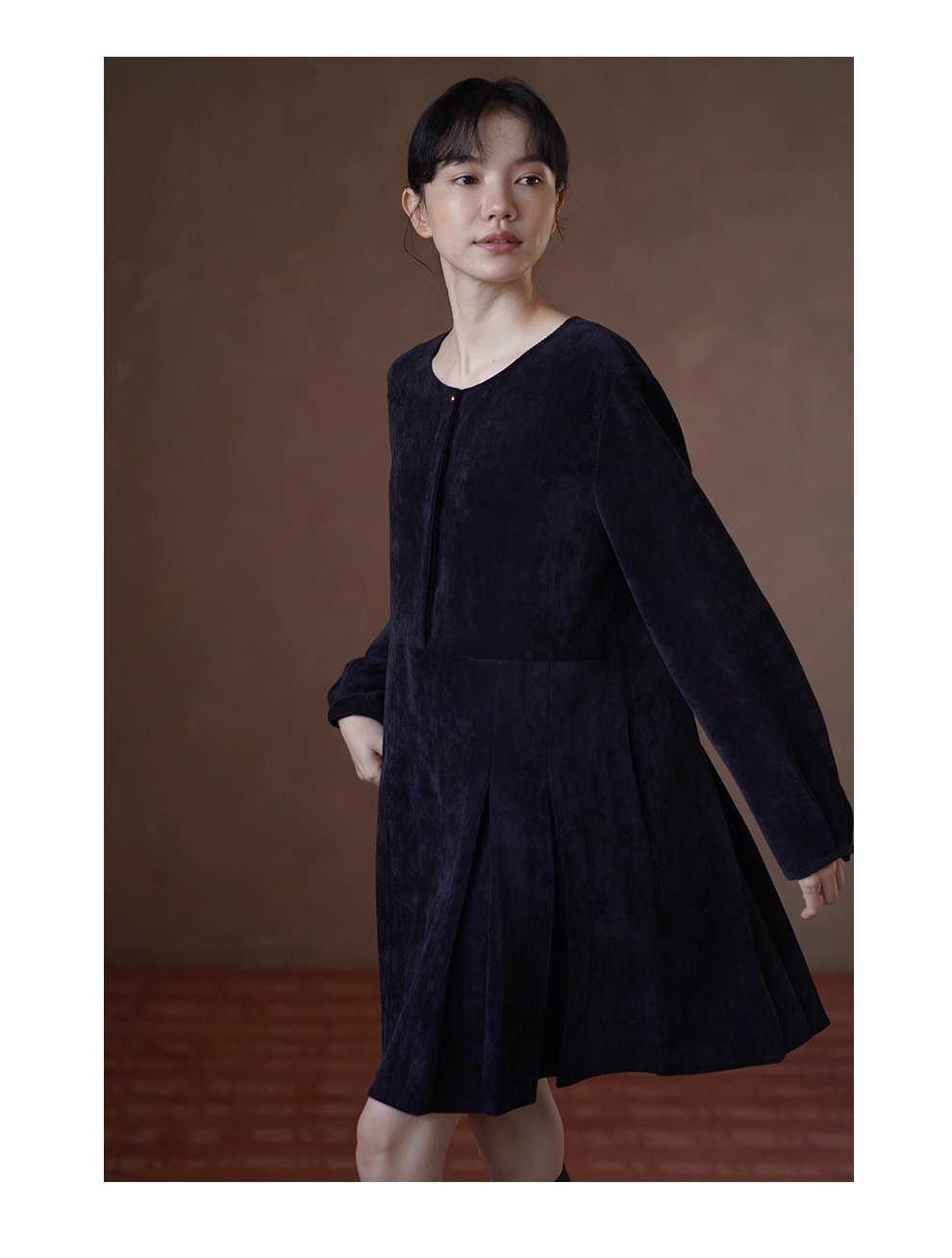 復古暖調絨面細密豎條燈芯絨寬鬆微A版型金扣顯瘦洋裝