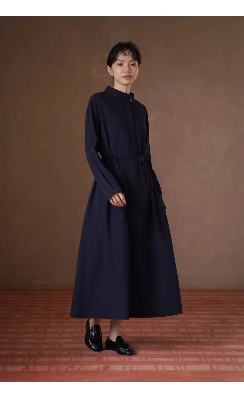 通勤氛圍垂順不易皺立領半開襟設計寬鬆直筒長洋裝,通勤氛圍垂順不易皺立領半開襟設計寬鬆直筒長洋裝,HBEW7058,通勤氛圍垂順不易皺立領半開襟設計寬鬆直筒長洋裝,立領單扣,腰間綁帶