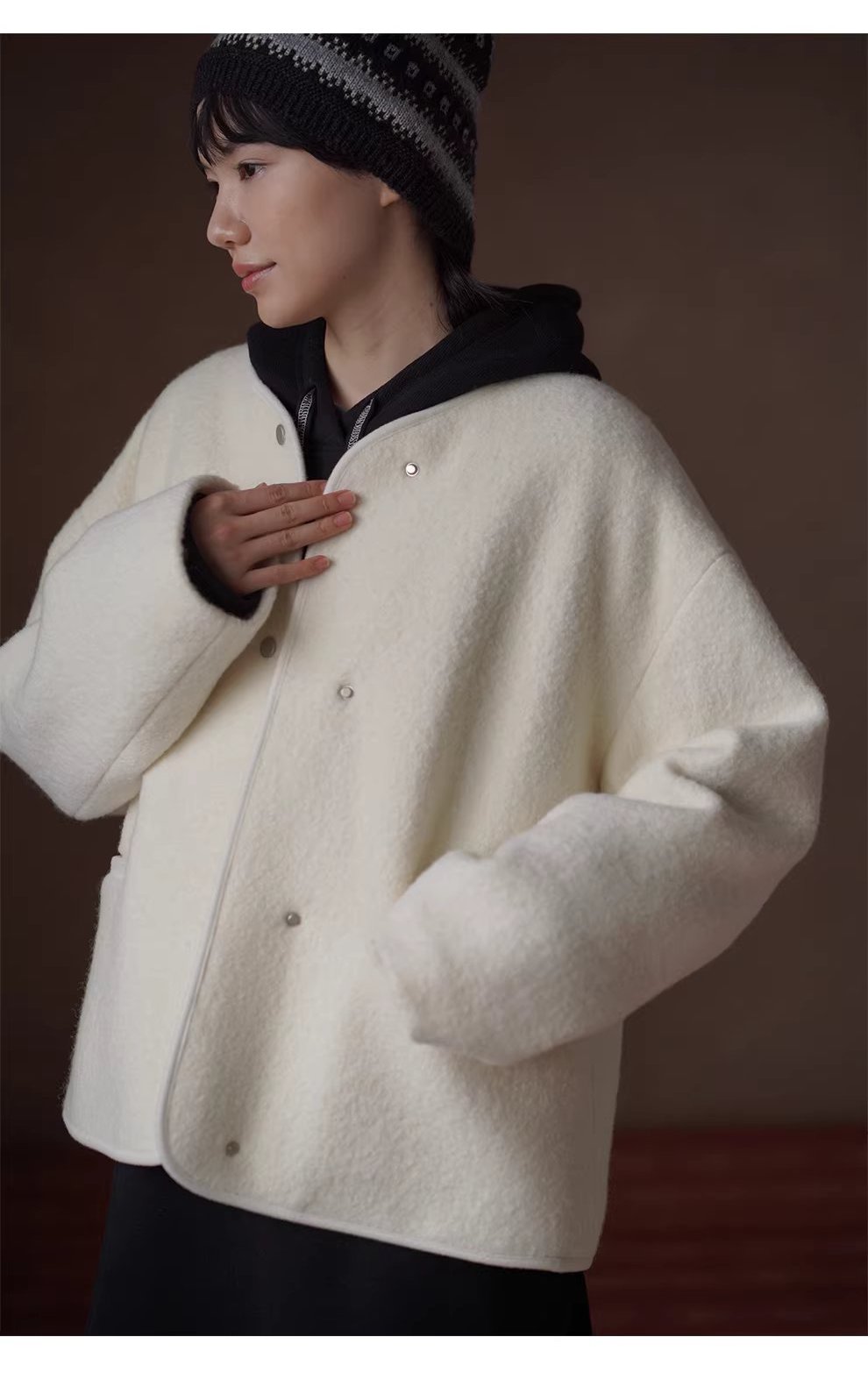 雪霜奶皮子100綿羊毛寬鬆V領保暖絎棉加厚羊羔毛外套女,雪霜奶皮子100綿羊毛寬鬆V領保暖絎棉加厚羊羔毛外套女,HBEW5113,雪霜奶皮子100綿羊毛寬鬆V領保暖絎棉加厚羊羔毛外套女,俐落剪裁,羊毛100%