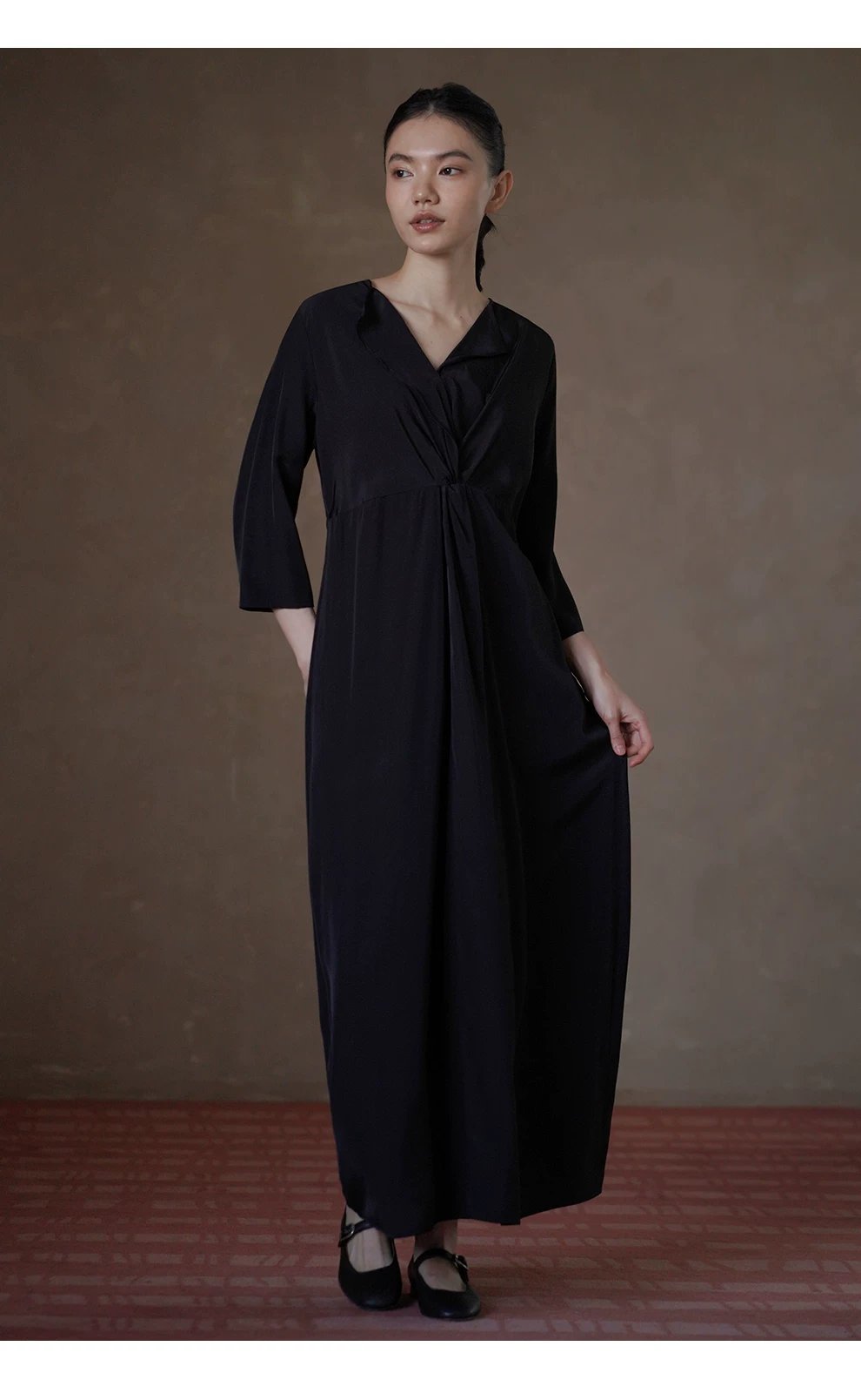 垂軟靈動藝術氛圍顯瘦遮肉扭結收腰V領長通勤洋裝,垂軟靈動藝術氛圍顯瘦遮肉扭結收腰V領長通勤洋裝,HBFS7011,垂軟靈動藝術氛圍顯瘦遮肉扭結收腰V領長通勤洋裝,面料啞光,簡約優雅